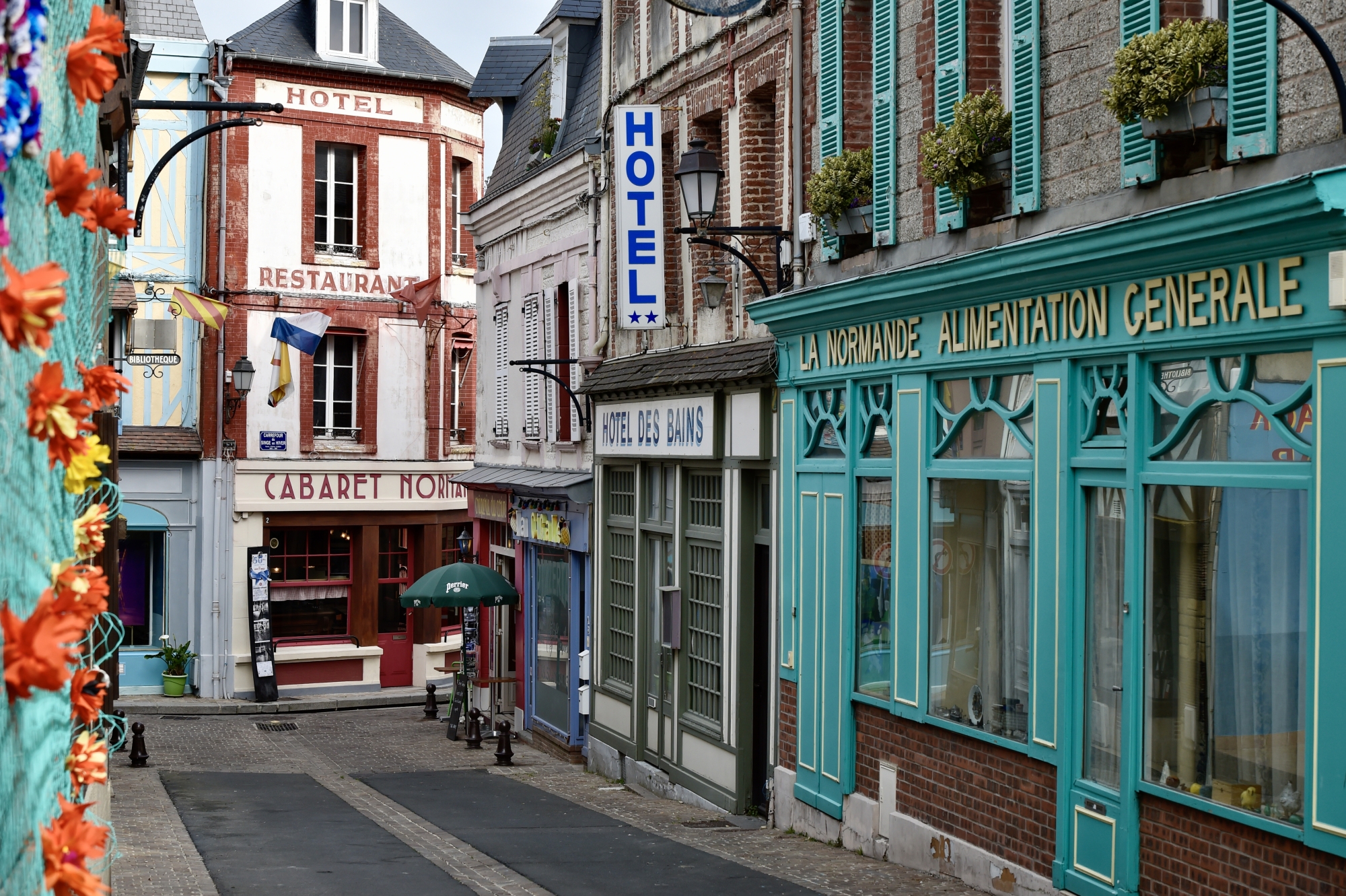À Villerville, dans le Calvados, la façade du cabaret normand, décor du film Un singe en hiver