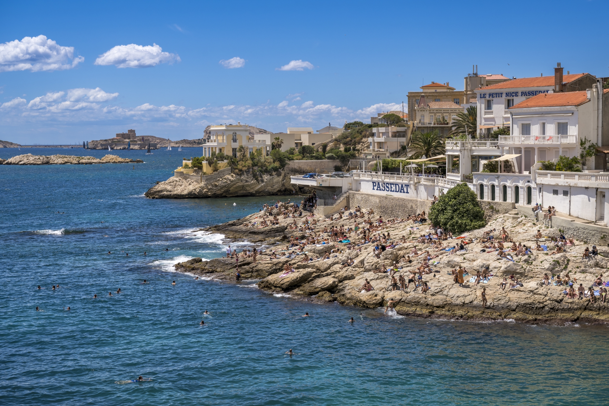  La corniche Kennedy, un boulevard de bord de mer et une route touristique.