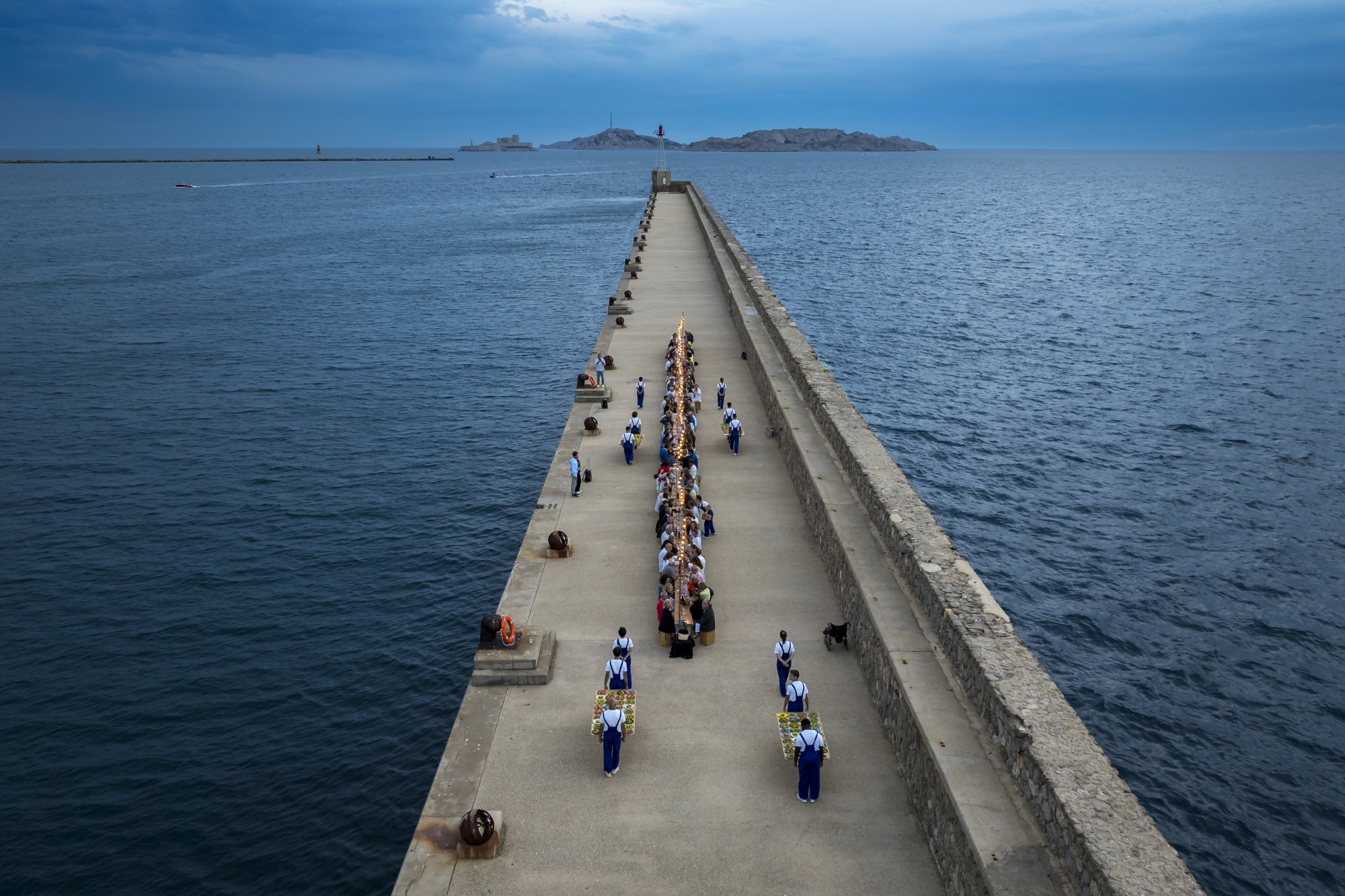 Située à l'entrée du port de Marseille, la Digue du Large : un ouvrage maritime d'une importance tant pour l'histoire que pour l'économie.