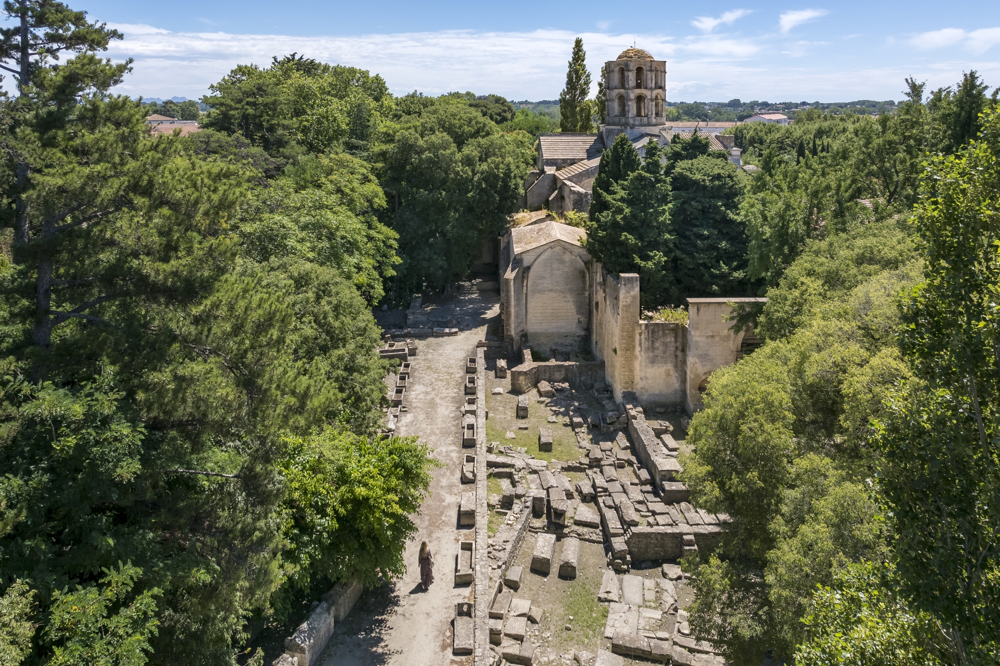 À Arles, balade dans le cime- tière – romain puis chrétien – des Alyscamps.