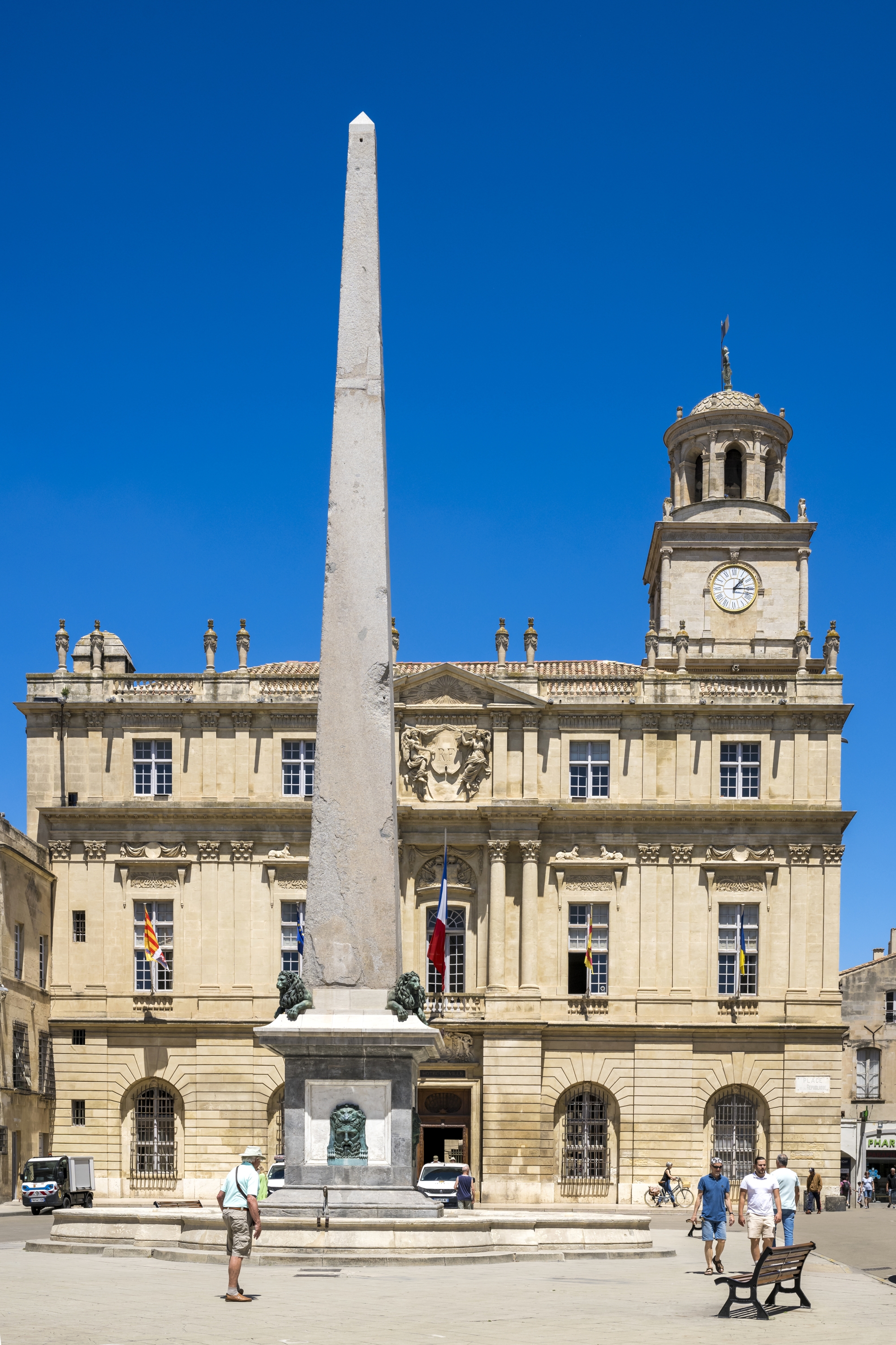 Face à l’hôtel de ville et sa tour de l’hor- loge (xvie) se dresse un obé- lisque de pierre, témoignage d’un ancien cirque antique aujourd’hui disparu. Ins- tallé place de la République au xviie siècle, il est désormais agrémenté d’un bassin et d’une fontaine.