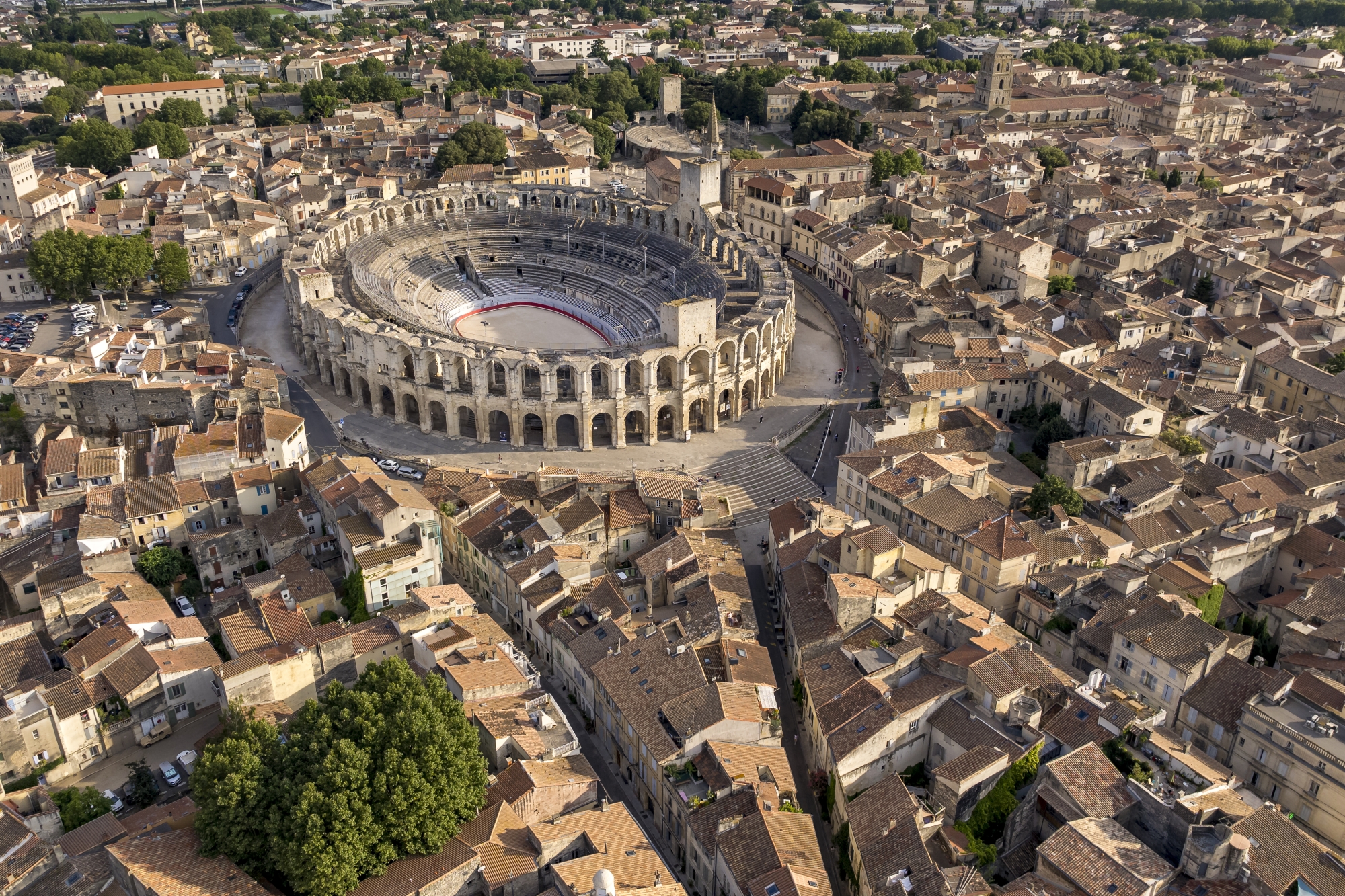 Construit en 80-90 de notre ère, l’amphi- théâtre d’Arles se situe en plein cœur de la vieille ville. Remarquable à plus d’un titre, ce monument elliptique de 136 m de long pouvait accueillir plus de 20 000 spectateurs.