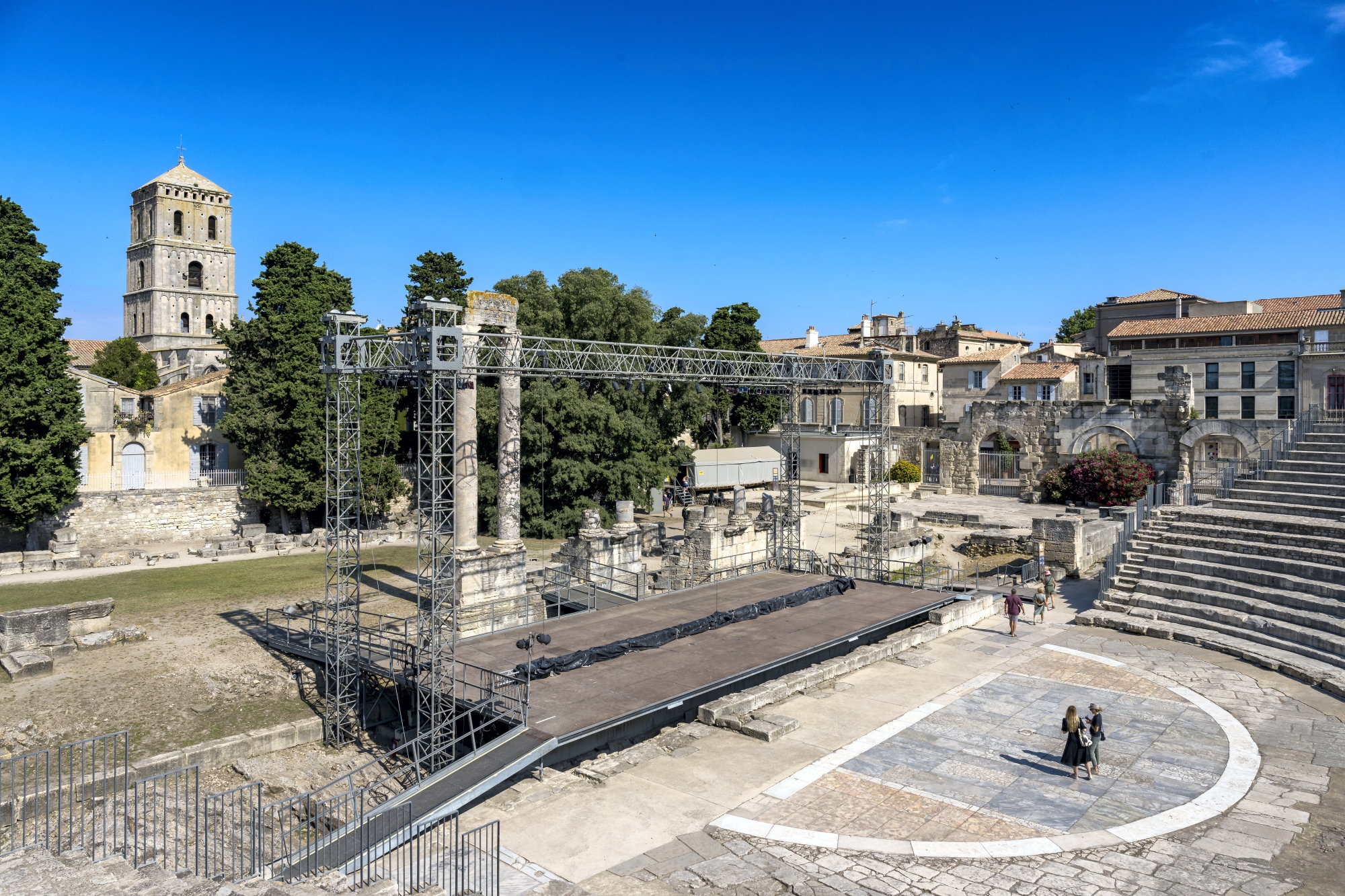 Parmi les vestiges arlésiens d’envergure figure le théâtre antique (en haut, à g.). Datant du ier siècle avant J.-C., il n’a conservé qu’une partie de ses gradins et orchestre.
