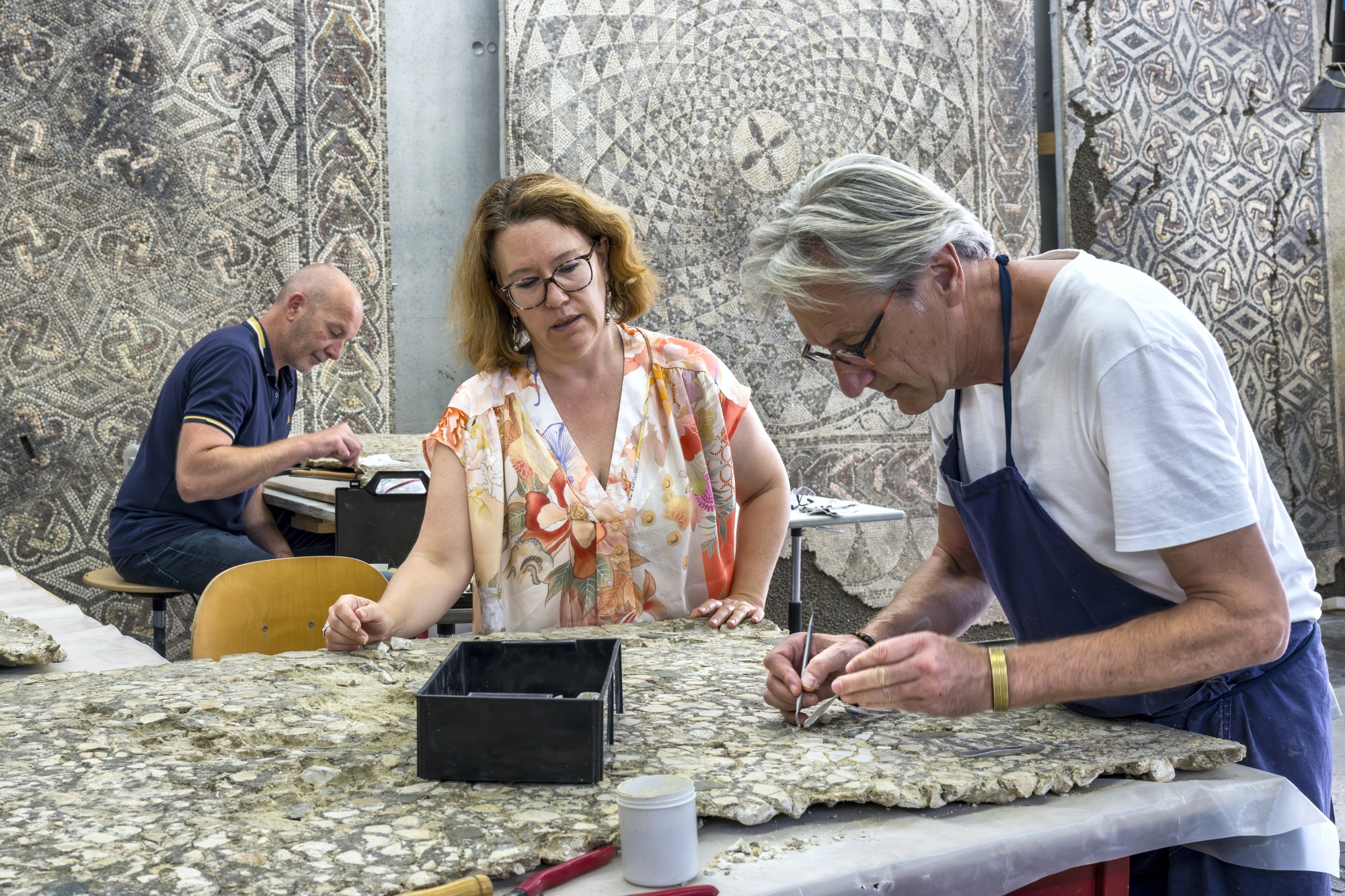 Dans l’atelier du musée Arles Antique, les équipes s’attellent à la restauration d’un tullo, mortier séculaire découvert dans la maison dite « de la harpiste » (Ier siècle av. J.-C.) située sur le site de la Verrerie, dans le quartier de Trinquetaille.