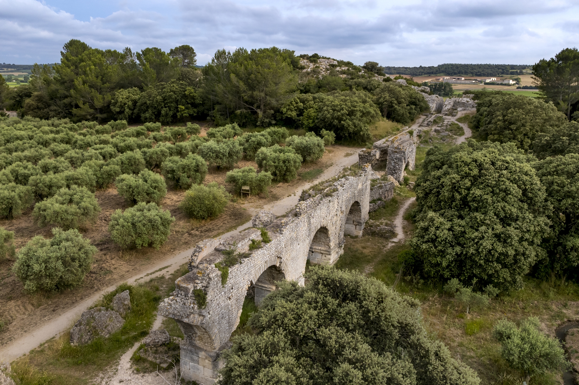 À Fontvieille, vue sur les aqueducs aériens de Barbegal qui approvisionnaient Arles en eau potable depuis les Alpilles et alimentaient, sur la déviation dite « de Caparon », une meunerie du IIe siècle et ses 16 moulins.