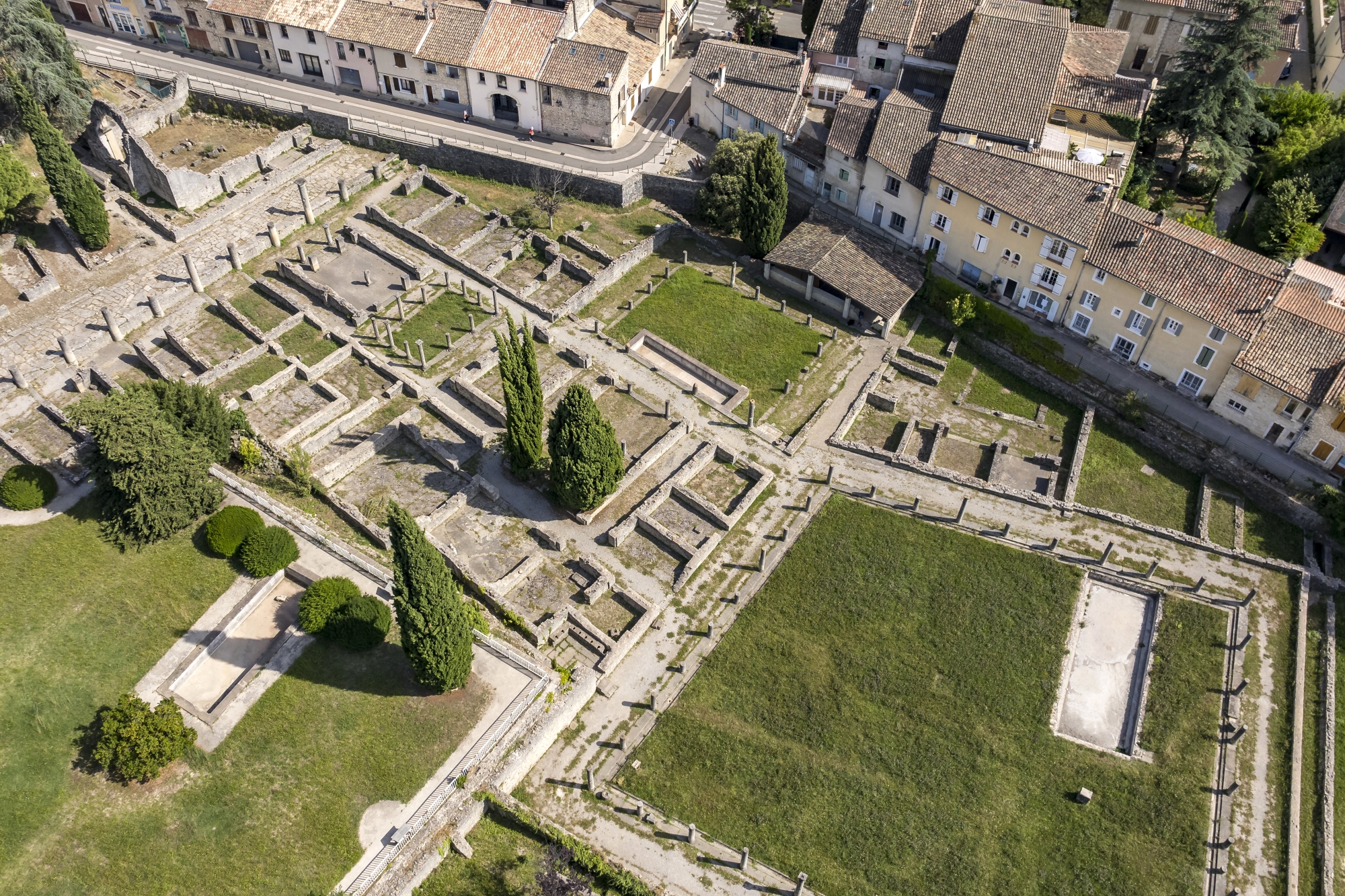 à Vaison-la-Romaine, au pied du Ventoux, deux quartiers conservés de l’antique Vasio s’étendent sur quelque 15 ha. Ici, le quartier résidentiel de la Villasse où s’alignaient les riches domos (maisons).