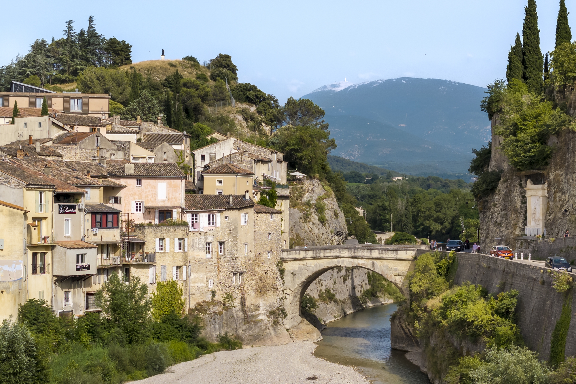 Bâti au ier siècle au-dessus de l’Ouvèze, un petit pont romain rejoint la « Haute-Ville », partie médiévale de la cité.