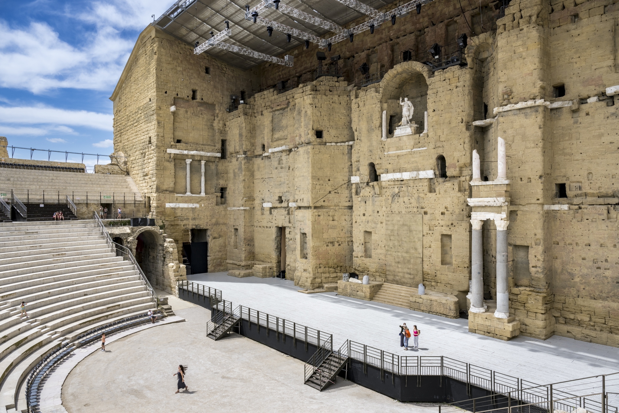 Classé au patrimoine mondial de l’Unesco, le théâtre antique d’Orange (Ier) présente un imposant mur de scène incroyablement bien conservé. Louis XIV considérait cet ouvrage comme « la plus belle muraille de [s]on royaume ».