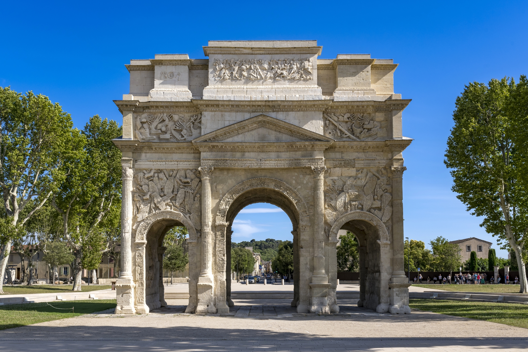 Œuvre monumentale à trois baies du début du Ier siècle, l’arc de triomphe d’Orange marquait l’entrée nord sur la via Agrippa.