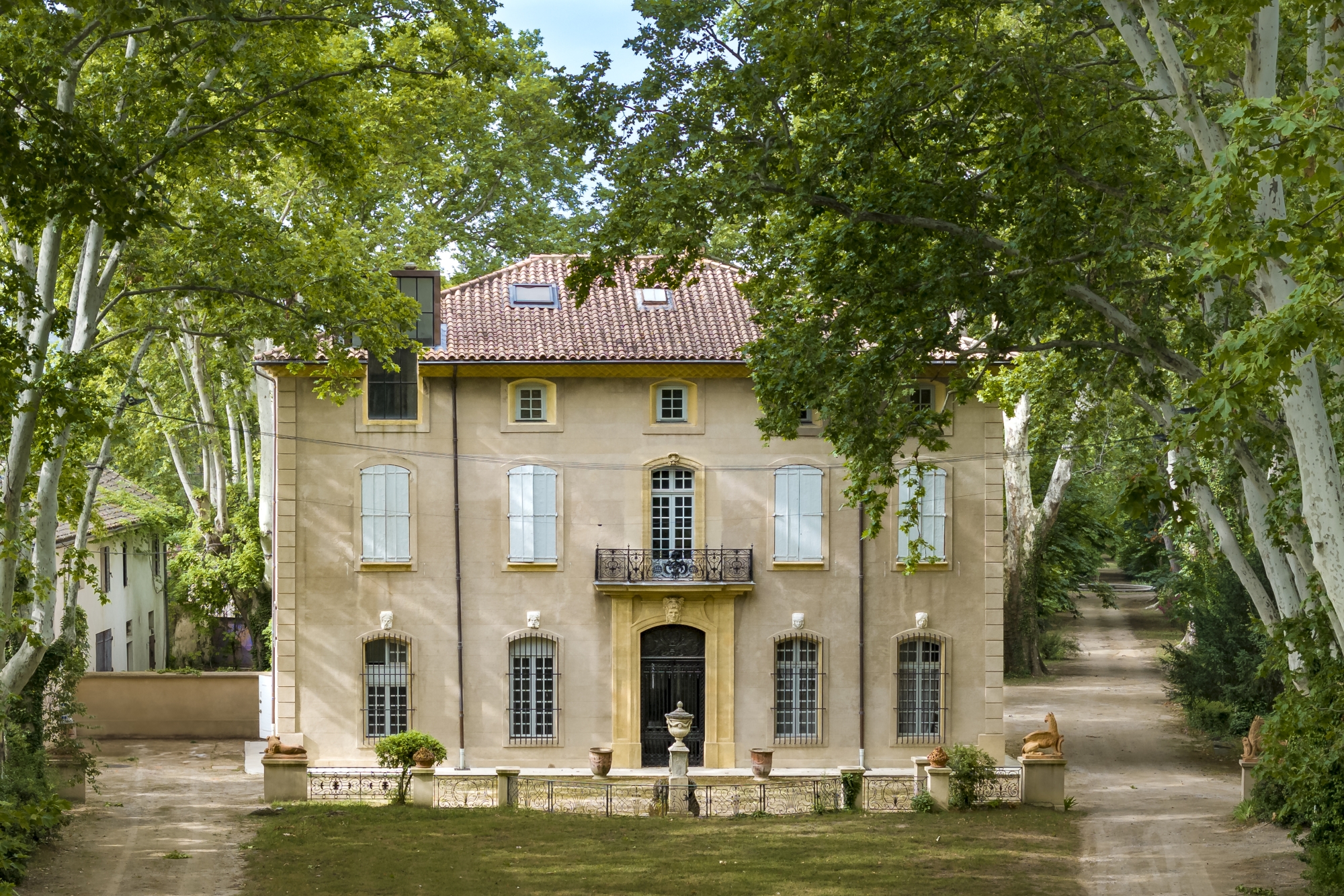 Au cœur d’un parc arboré de 5 ha, Jas de Bouffan, la bastide familiale acquise par le père de Paul Cézanne, inspira de nombreuses œuvres à celui qui deviendra un des pères du cubisme. On trouve également plusieurs de ses compositions murales au rez-de-chaussée. L’ouverture du domaine au public est prévue pour cet été.