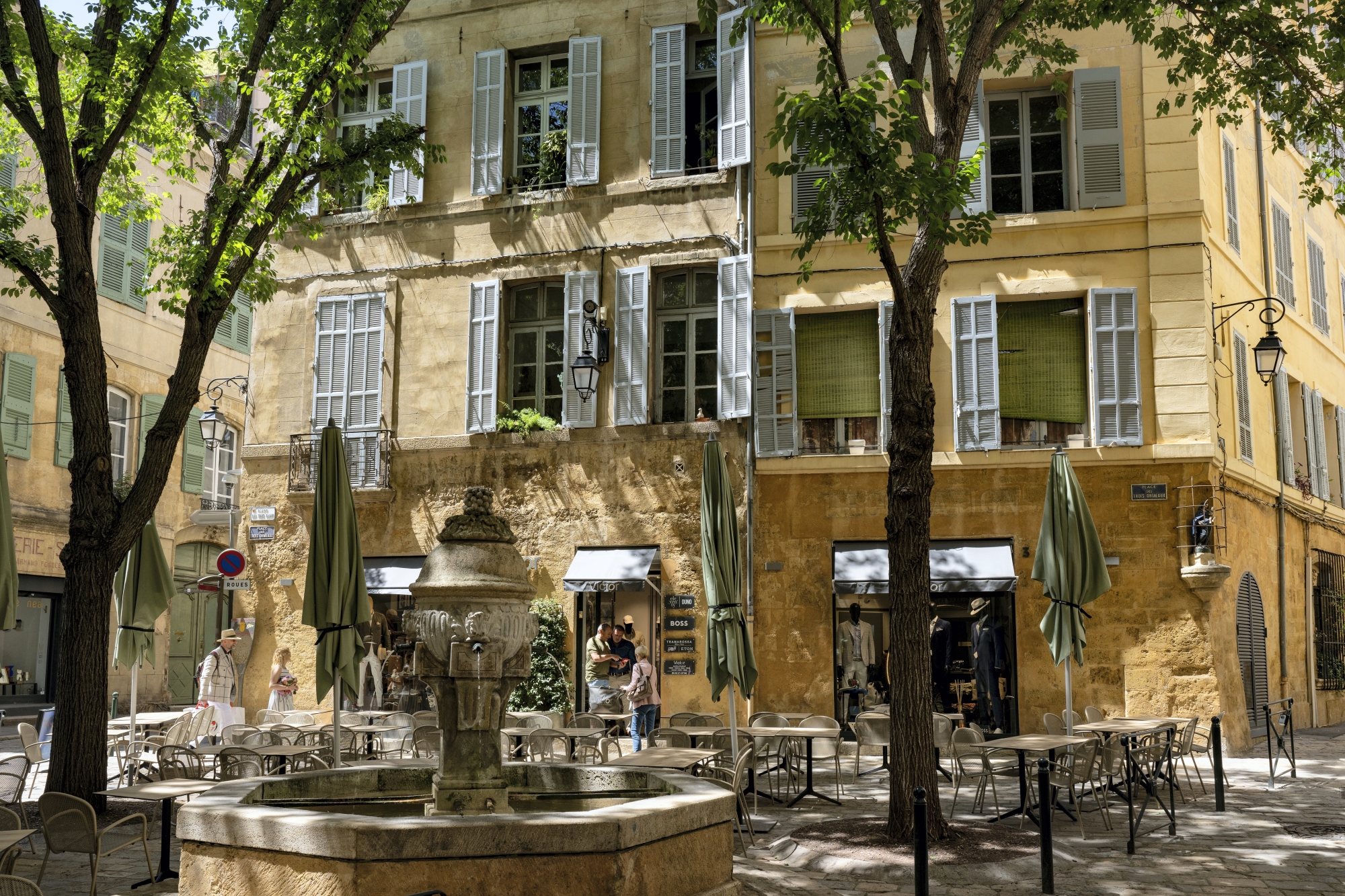 Sur le parcours, on peut profiter d’une pause sur la place des Trois-Ormeaux, délicieusement ombragée.