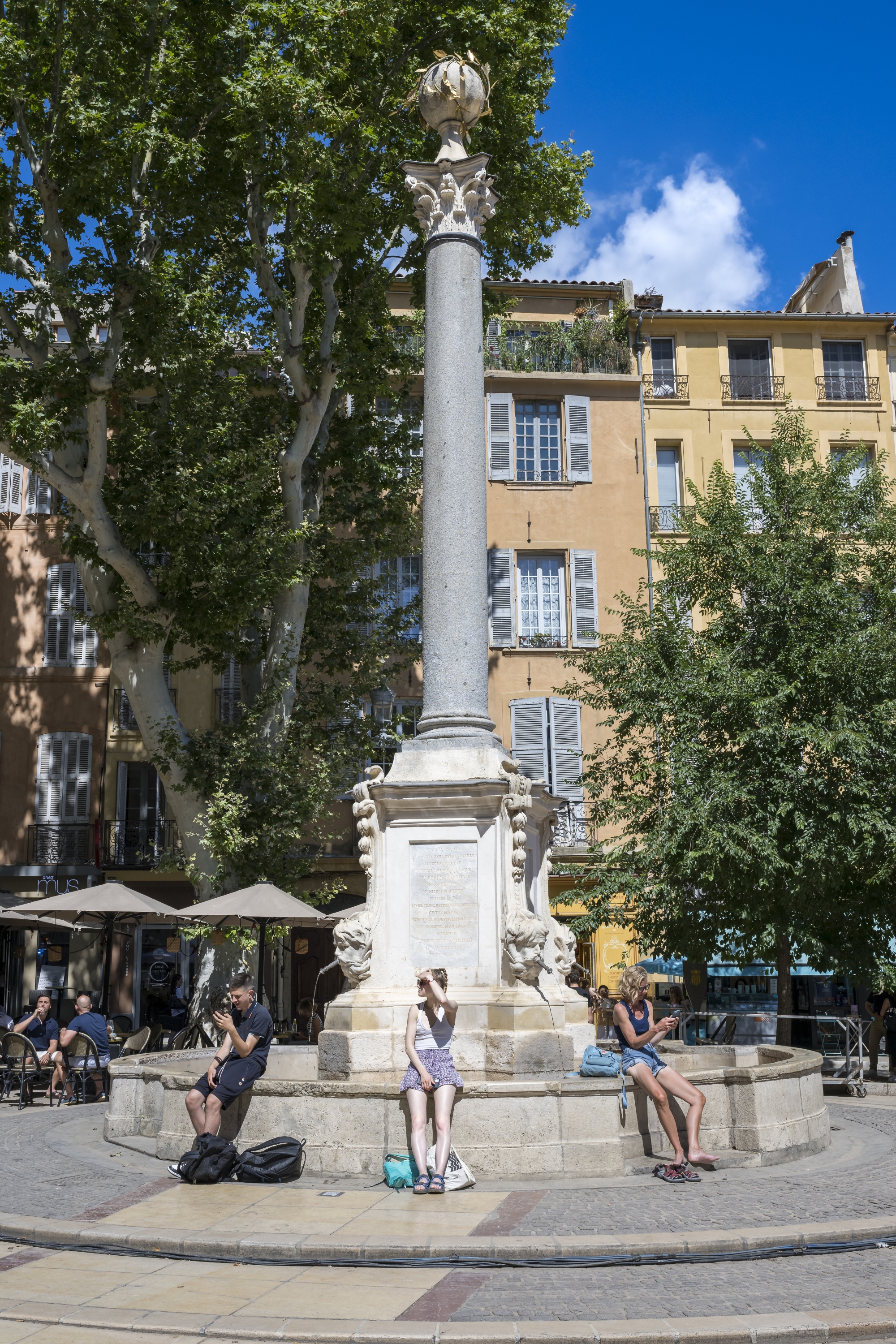 La fontaine à colonne romaine (1756) de l’hôtel de ville, sujet d’une aquarelle de l’artiste.