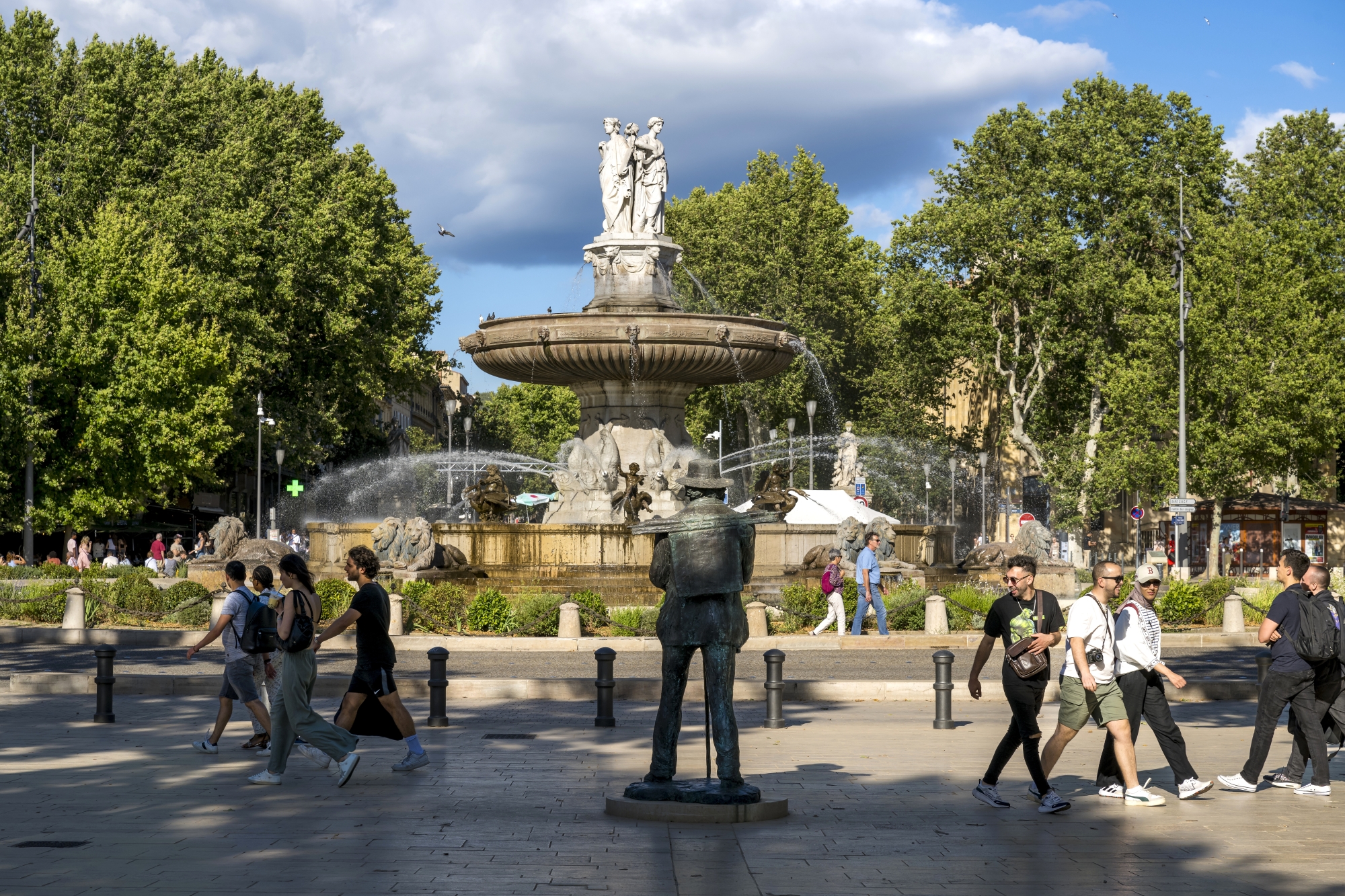 Un bronze de Cézanne, représenté en marche avec son matériel de peinture sur le dos, fait face à la fontaine de l’esplanade de la Rotonde. 