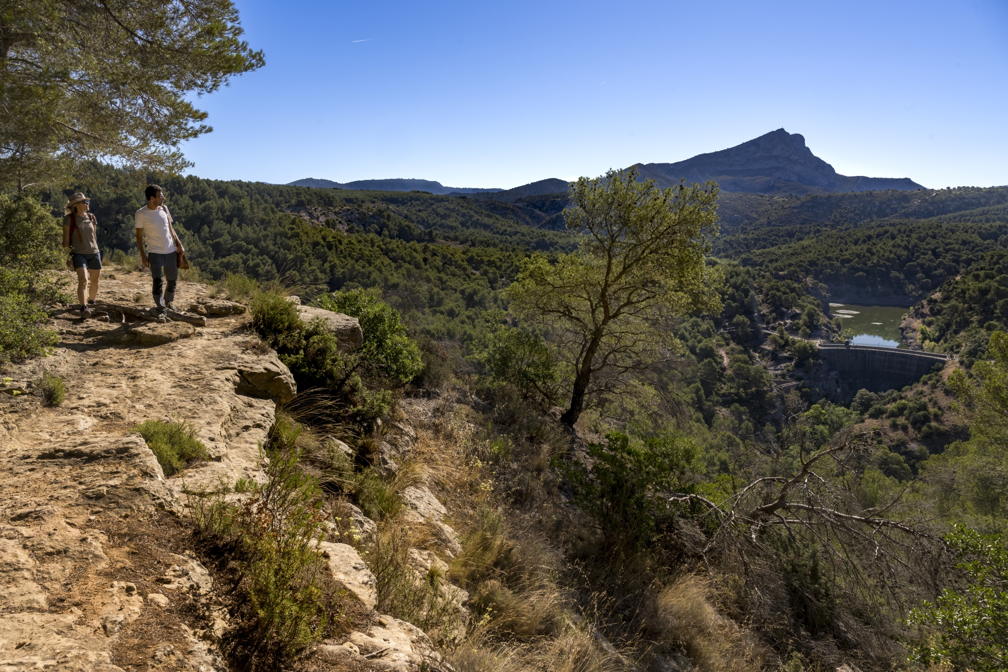 La randonnée à flanc de falaise en direction des carrières de Bibémus traverse d’inoubliables panoramas entre garrigues et pineraies, la montagne Sainte-Victoire en toile de fond. Sans oublier en contrebas, le lac et le barrage Zola.