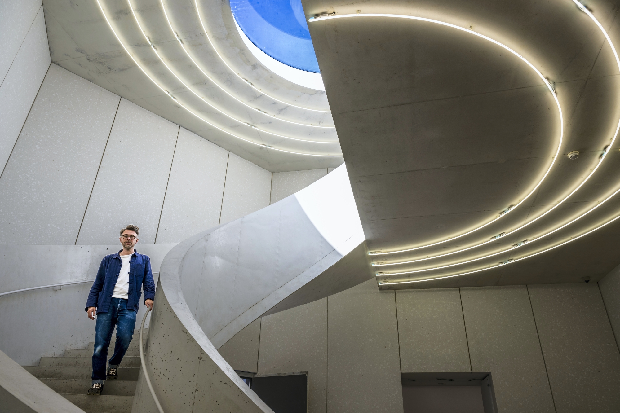 Doté d’un imposant oculus zénithal, un atrium moderne relie harmonieusement les deux hôtels particuliers (XVIIIe) qui abritent la collection Lambert.