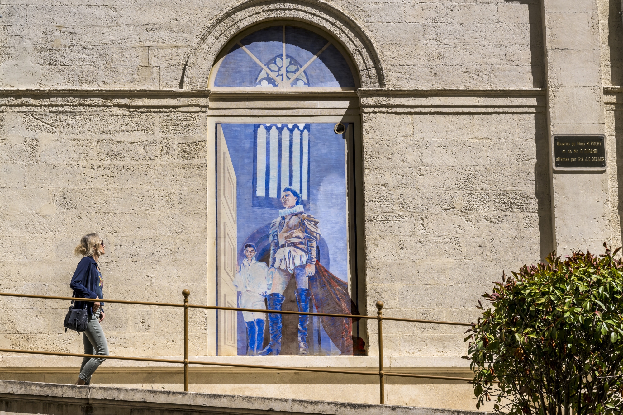 À Avignon, le fonds donnent à découvrir des créations on profite d’un majeures de l’art minimal, de l’art conceptuel, patrimoine de la nouvelle peinture figurative mais aussi des architectural et culturel hors photographies, des vidéos ou des installations hors normes. Ci-contre, rue Corneille, trompe-l'œil réalisé dans le cadre du Fenêtres Festival.