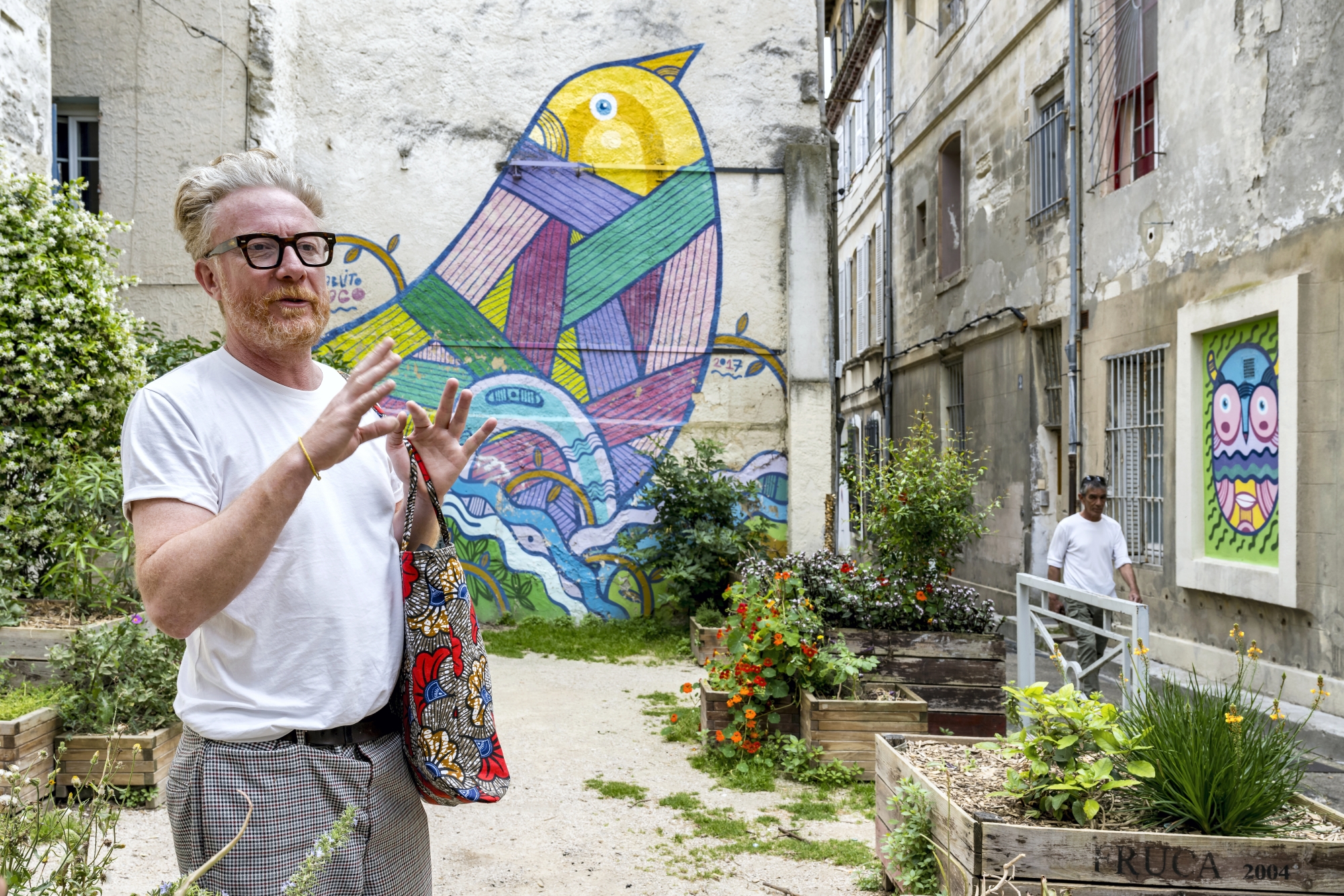 Un peu partout, les graffeurs ont pris d’assaut les façades, les couvrant d’œuvres inédites. Comme ci-contre, une version de Bird in Kaos de Pablito Zago, nous présentant ici sa fresque murale.