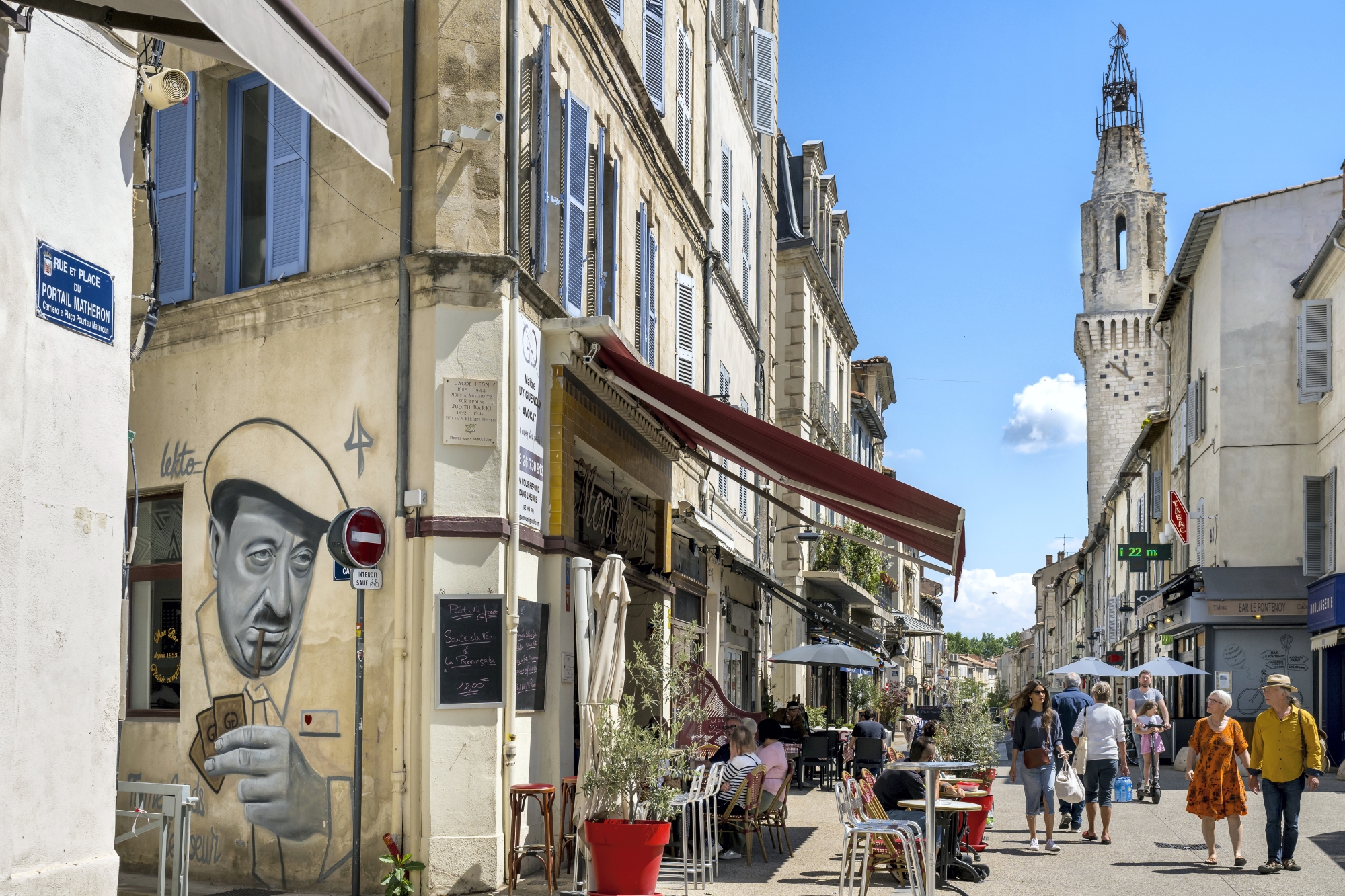 Un peu partout, les graffeurs ont pris d’assaut les façades, les couvrant d’œuvres inédites. Comme ci-contre, à gauche, un portrait de Raimu par Lekto.
