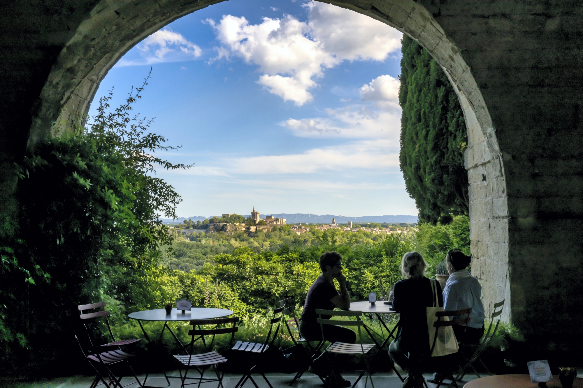 Dans les jardins de l’ancienne abbaye bénédictine Saint-André, située sur un éperon rocheux face au Palais des papes. La propriétaire Marie Viennet (ci-dessous) y programme concerts classiques et expos d’art.