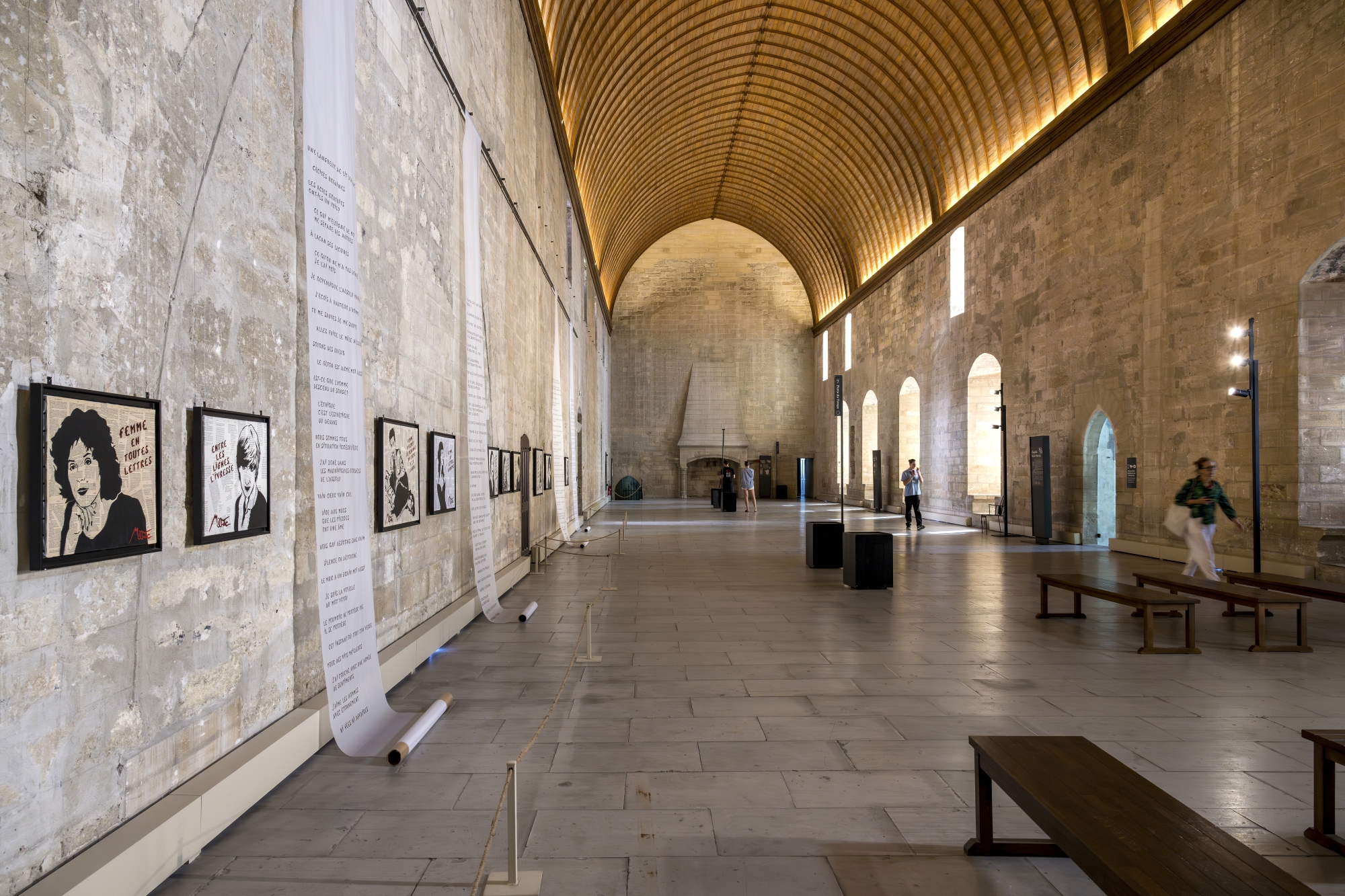 Le Palais des papes accueille chaque année de grandes expositions d’art contemporain. En 2024, une rétrospective des œuvres de Miss.Tic, street artiste, s’est tenue dans le Grand Tinel, l’impressionnante salle des festins.