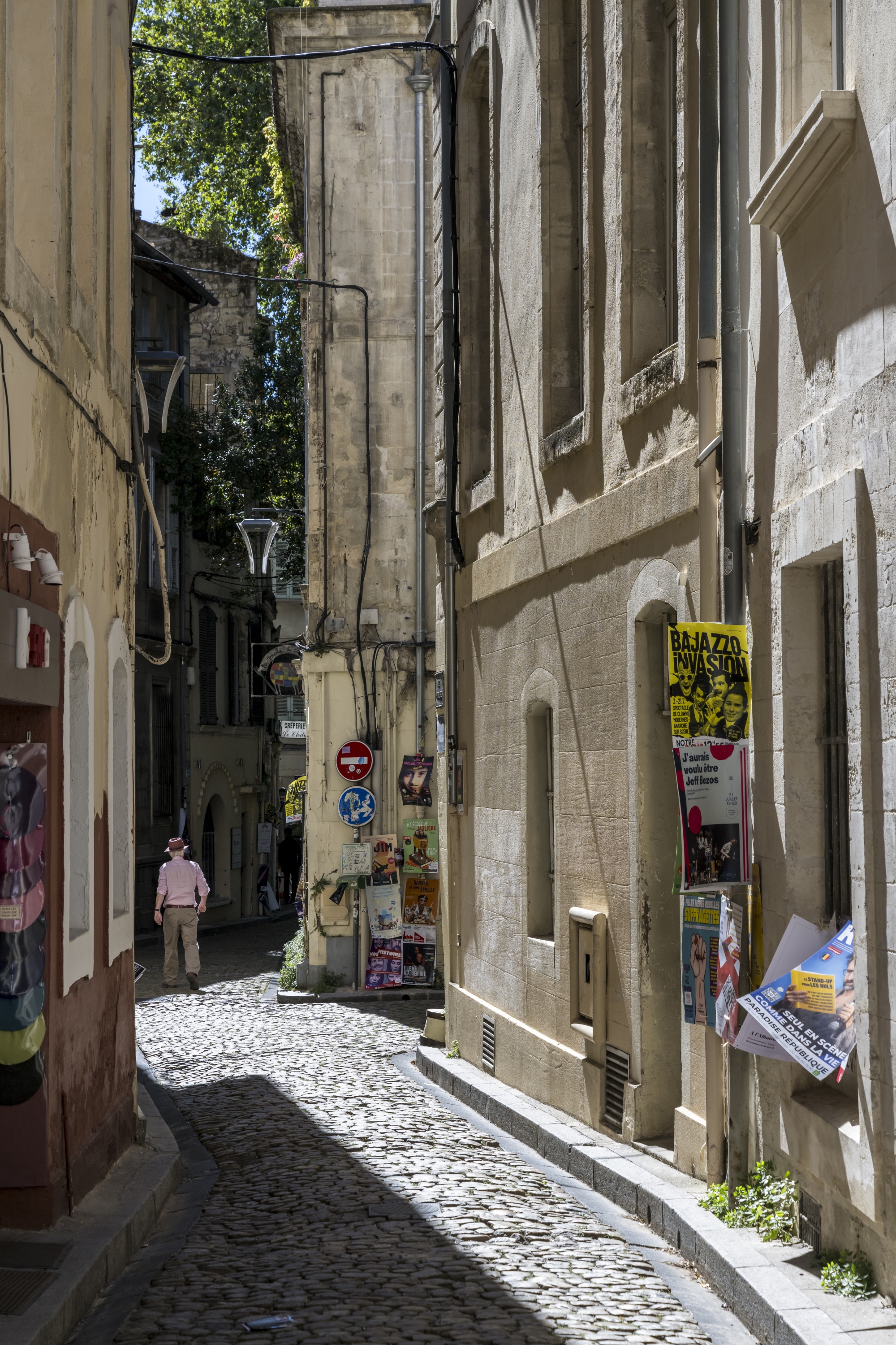 De nombreuses niches mariales et autres affiches tout en couleurs du Festival ornent les murs et les ruelles de la vieille ville. Une profusion qui participe à l’ambiance arty et chargée d’histoire de l’ancienne cité papale.