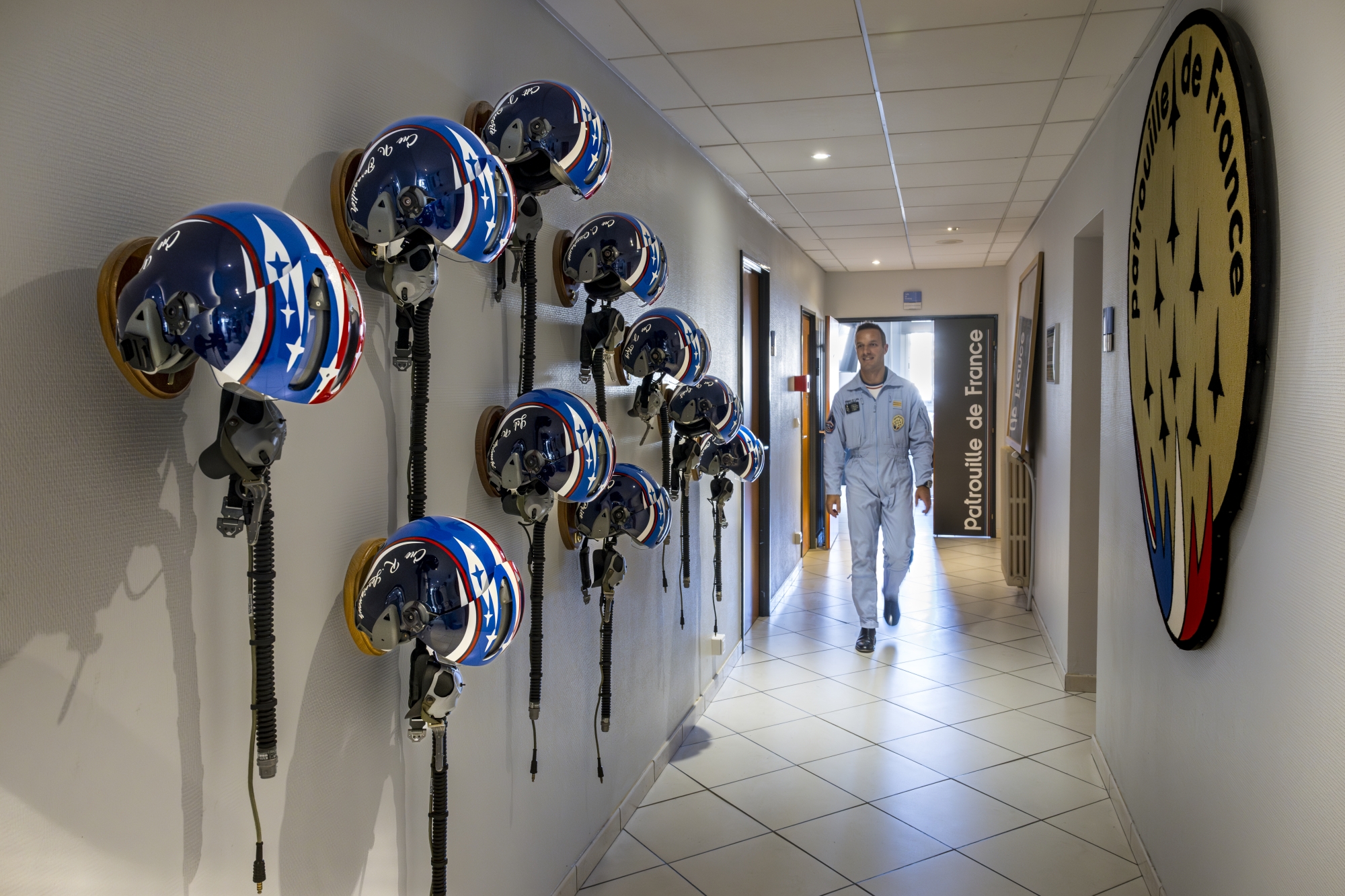 Juste avant l’entraînement, les pilotes récupèrent leur casque avec inhalateur à oxygène dans le couloir.