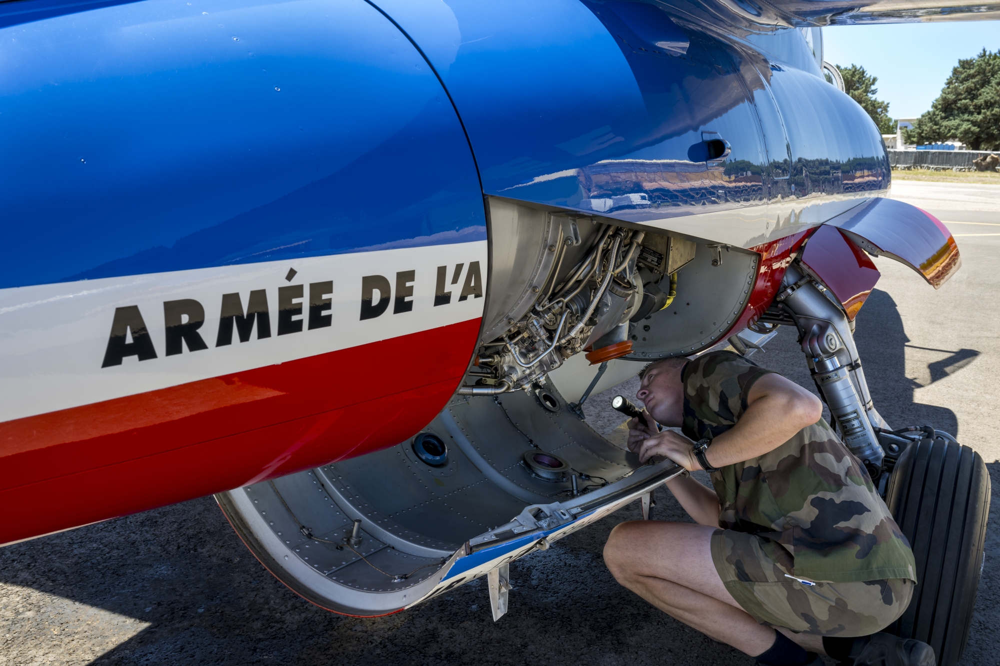 Dans le même temps, l’adjudant Nicolas Renard, son pistard, inspecte scrupuleusement l’avion de combat pour s’assurer de son aptitude à voler.