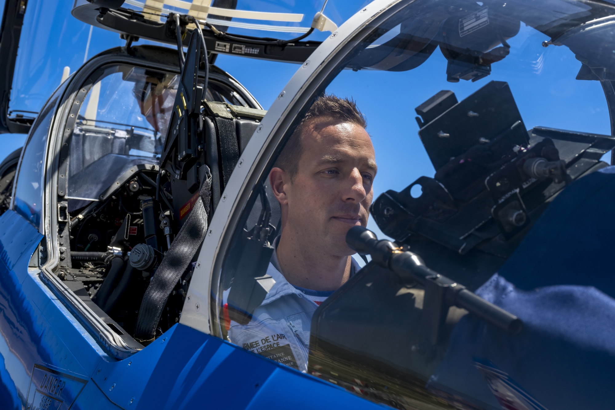 Installé dans le cockpit, le capitaine Cédric Quey- ranne effectue les dernières vérifications d’usage avant chaque vol. Dans le même temps, l’adjudant Nicolas Renard, son pistard, inspecte scrupuleusement l’avion de combat pour s’assurer de son aptitude à voler.