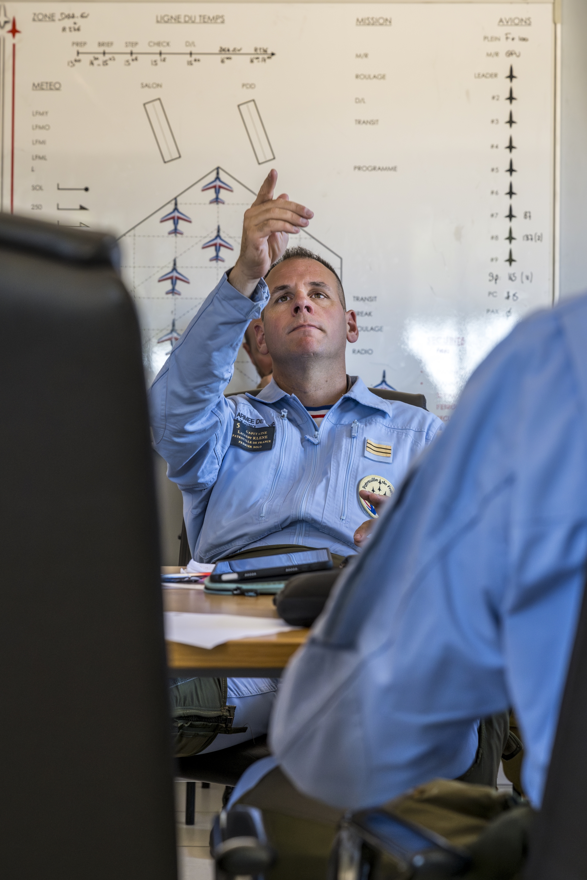Briefing dans les locaux de la PAF et répétition en musique avant le vol, avec Athos 1 – le leader – en chef d’orchestre.