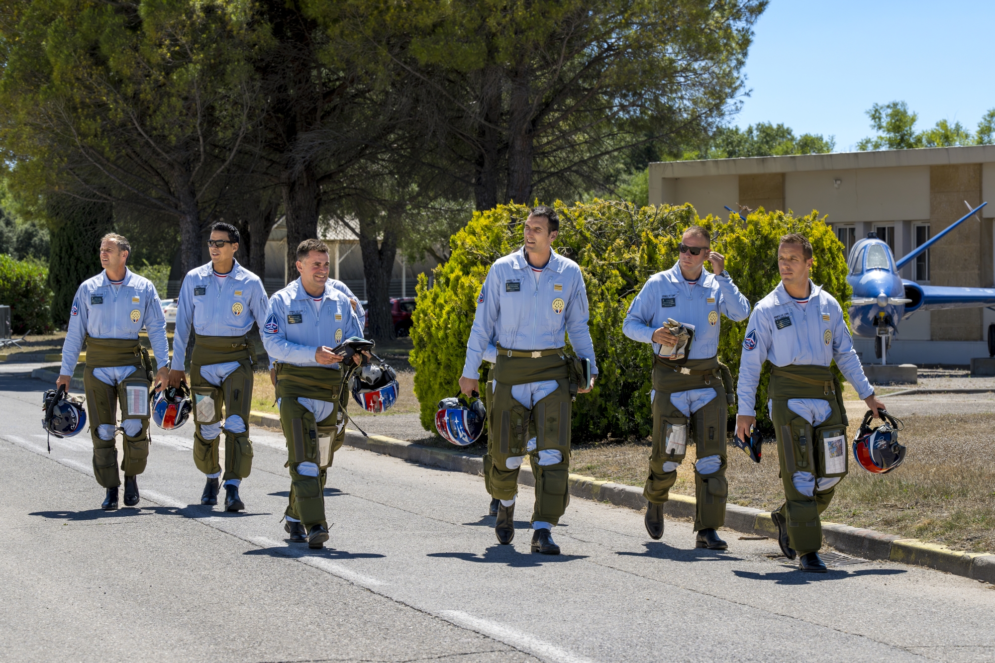Équipés de leur tenue anti-G, les membres de l’escouade rejoignent le tarmac et leur Alpha Jet après le briefing. Investissement total et fort esprit d’équipe sont des prérequis indispensables pour ces pilotes qui doivent apprendre à voler à huit et gérer le stress des risques encourus.
