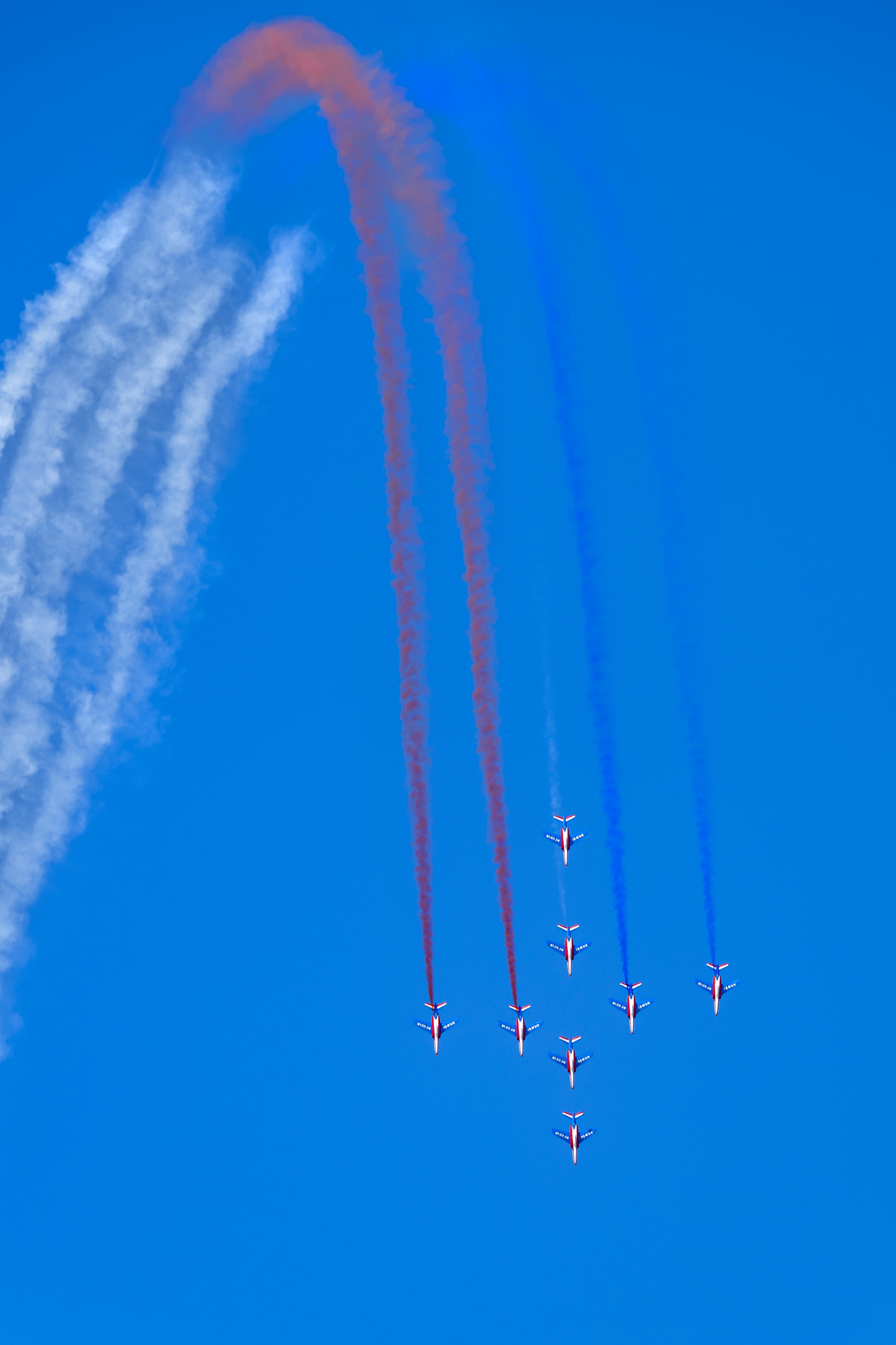 Le 5 juillet dernier, à Salon-de- Provence, survol de la Patrouille de France lors de la cérémonie officielle de l’échange des Gardes, qui vient clore la première année des élèves-officiers de l’École de l’air et de l’espace. En 2024, la promotion Capitaine Romain Gary a ainsi transmis la garde du drapeau aux « poussins » promus de la classe Jean Moulin.