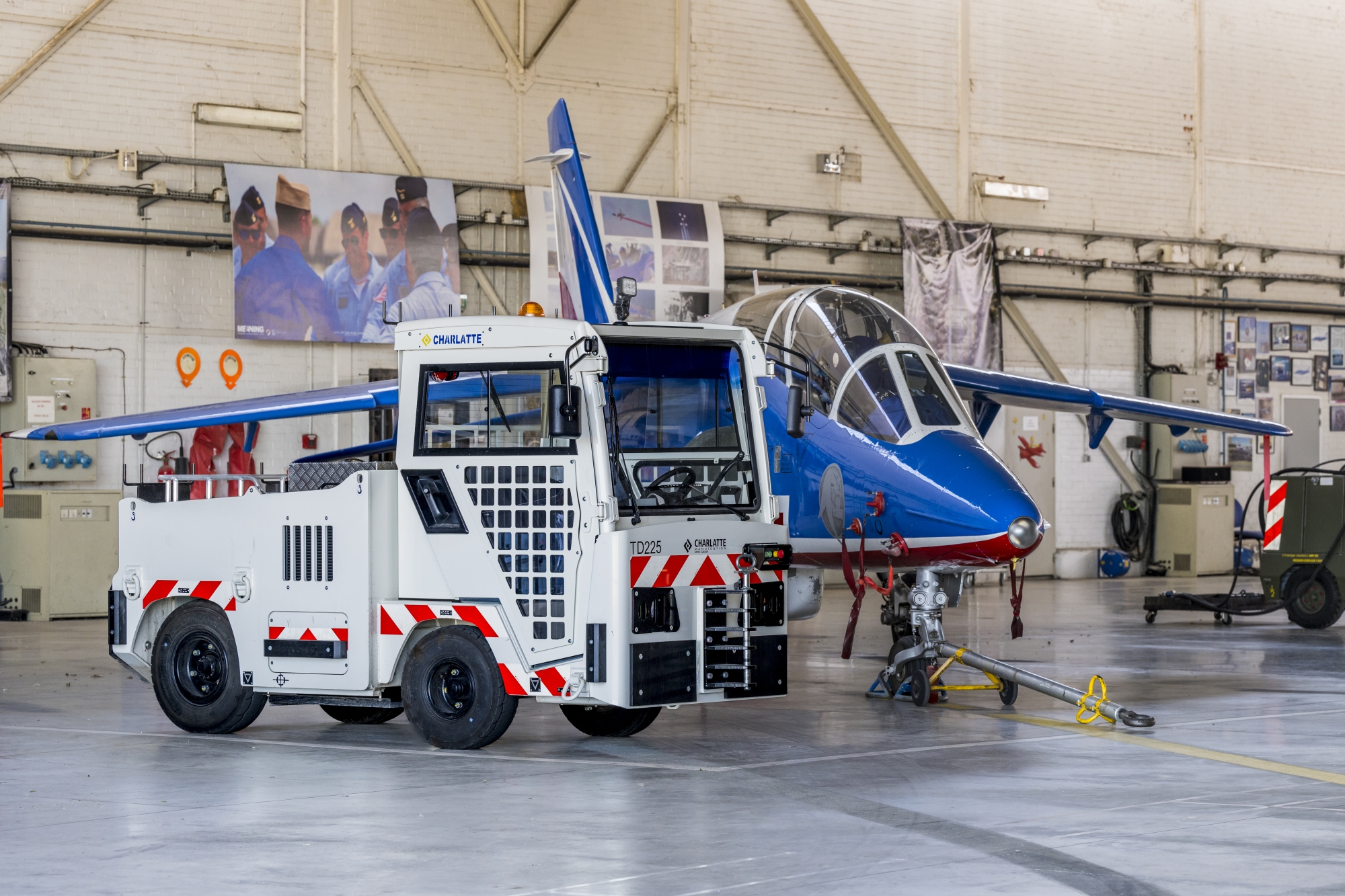 un Alpha Jet entreposé dans le hangar, où l’équipe de dépannage est amenée à effectuer des opérations de maintenance programmées ou des réparations importantes.