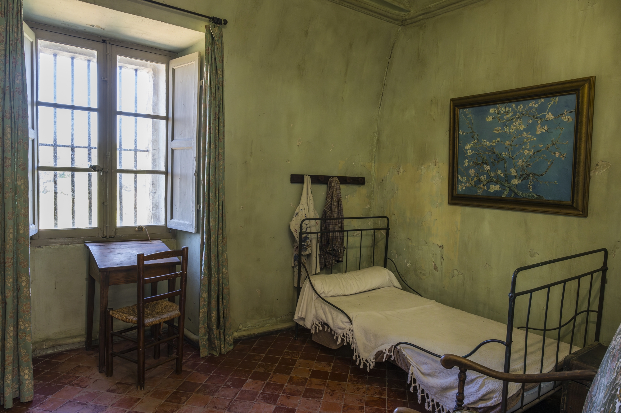 La petite chambre avec vue où séjourna Vincent Van Gogh lors de son internement en 1889-1890.