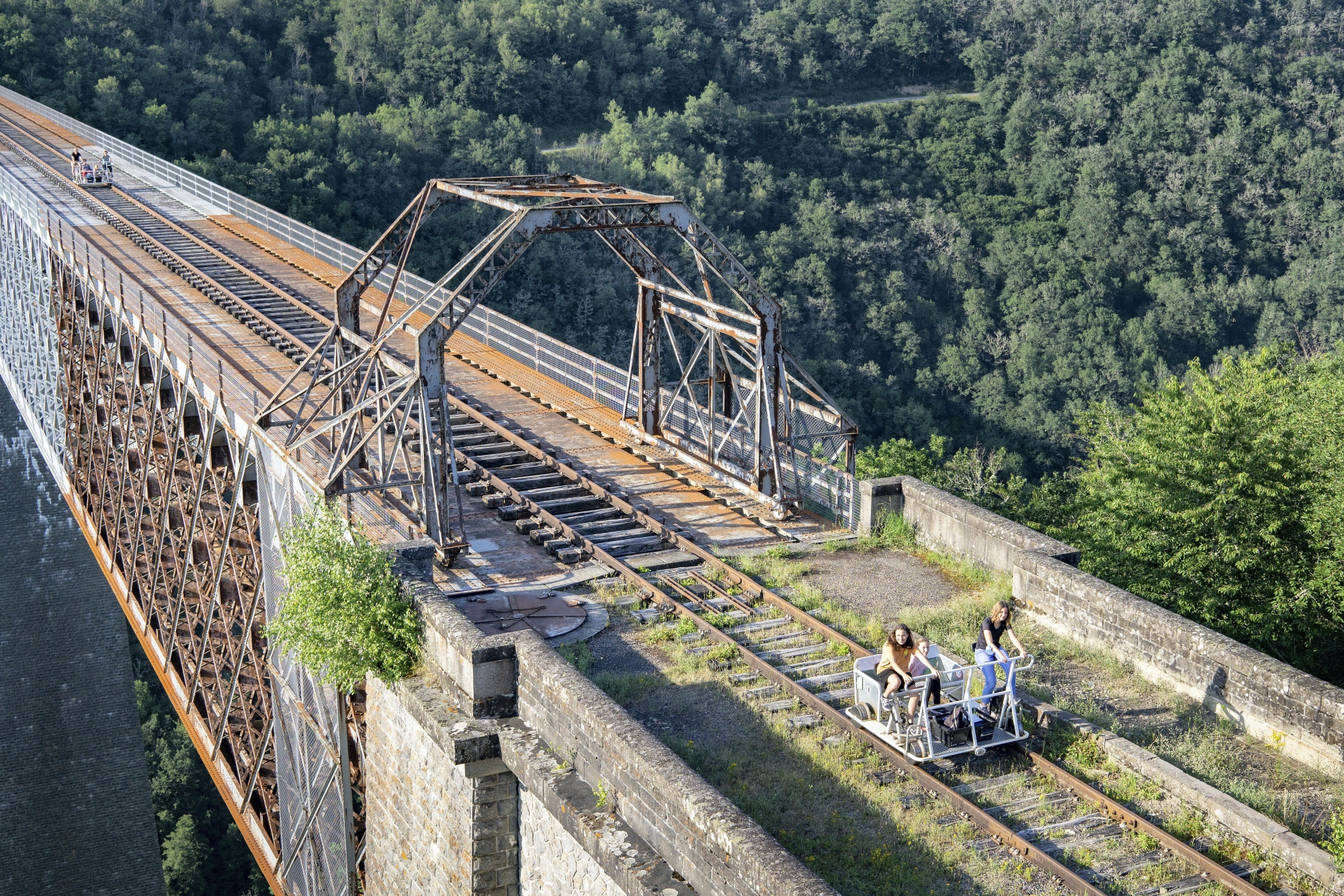 Inauguré en 1909, le pont des Fades franchit la Sioule, entre les communes de Sauret-Besserve et Ancizes-Comps.