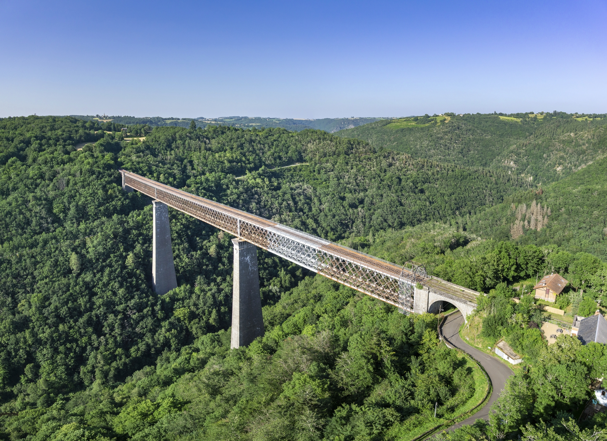 Le viaduc des Fades, pont ferroviaire de 470 mètres de long inauguré en 1909, franchit la Sioule, entre les communes de Sauret-Besserve et Ancizes-Comps.