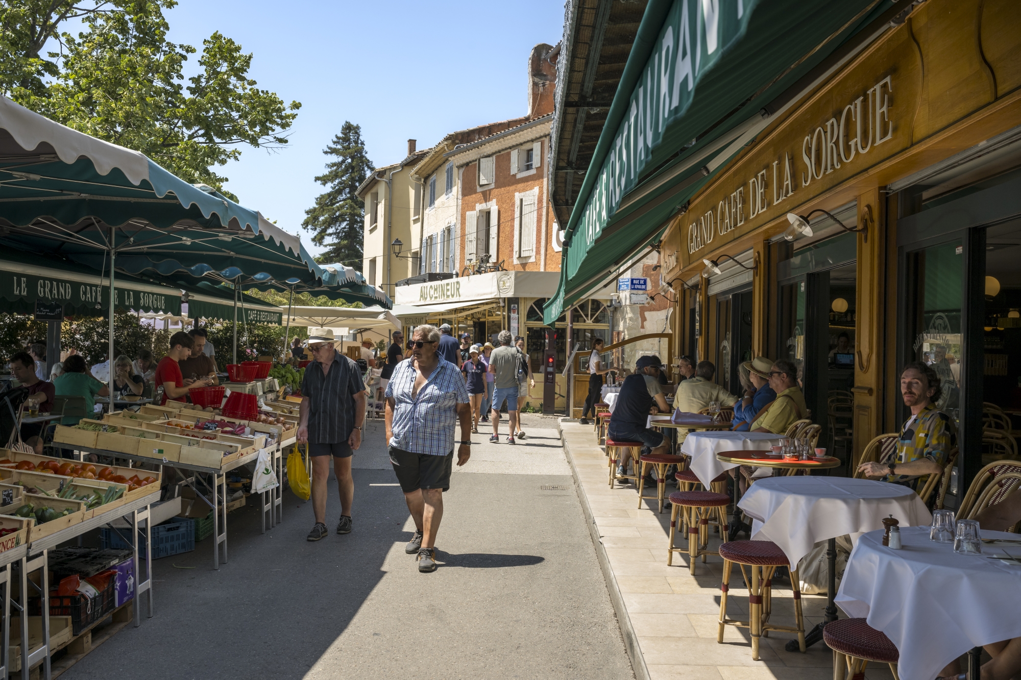 Flânerie dans les allées du marché ou pause détente à la terrasse d’un café, L’Isle-sur- la-Sorgue, la « Venise de Provence », est un lieu où il fait bon séjourner.