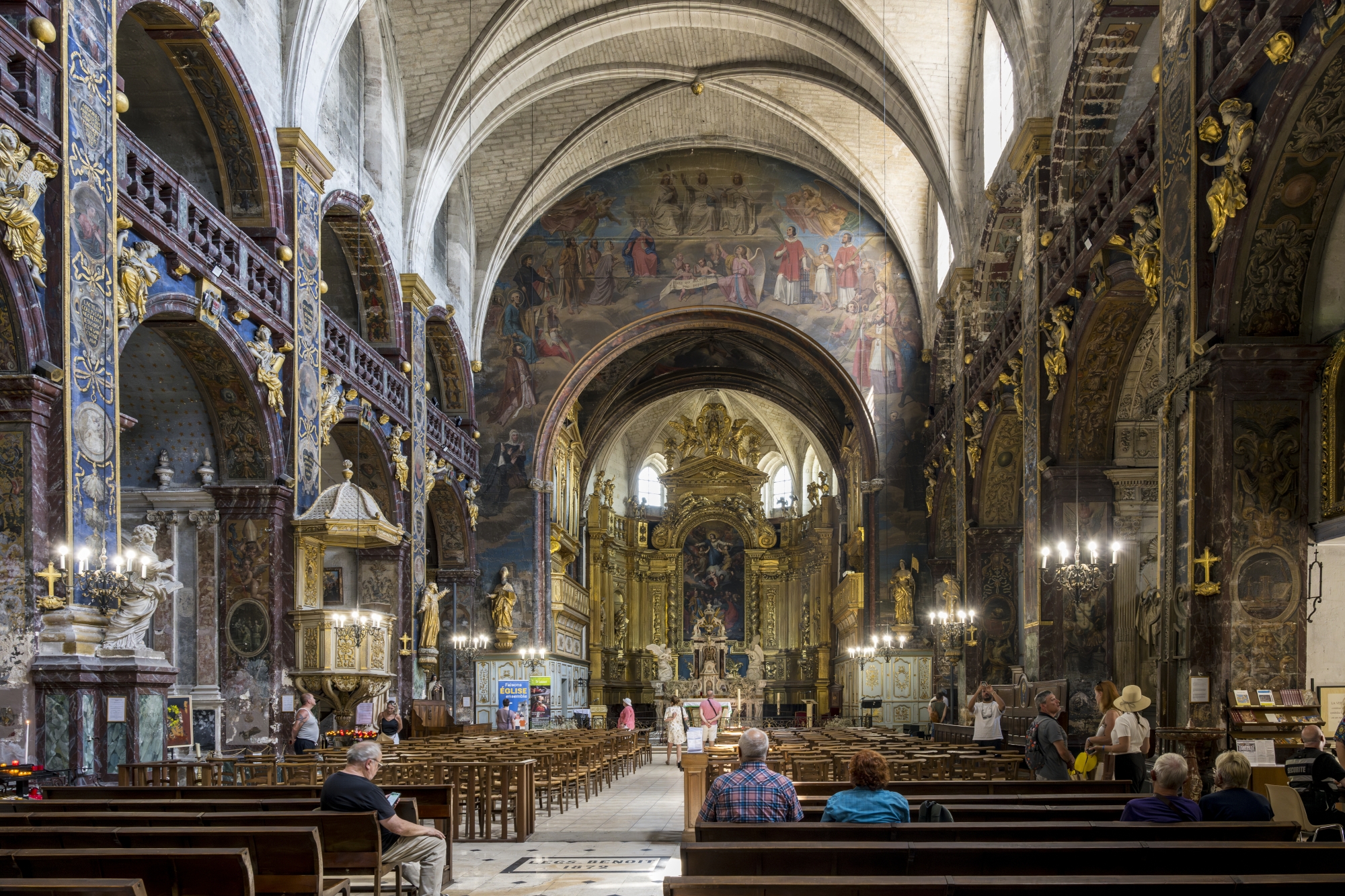 La collégiale Notre-Dame- des-Anges (xiiie) présente un décor baroque unique en Provence depuis sa restauration au xviie siècle. Son retable de 15 m de haut et ses 200 anges montant vers le ciel sont particulièrement remarquables.