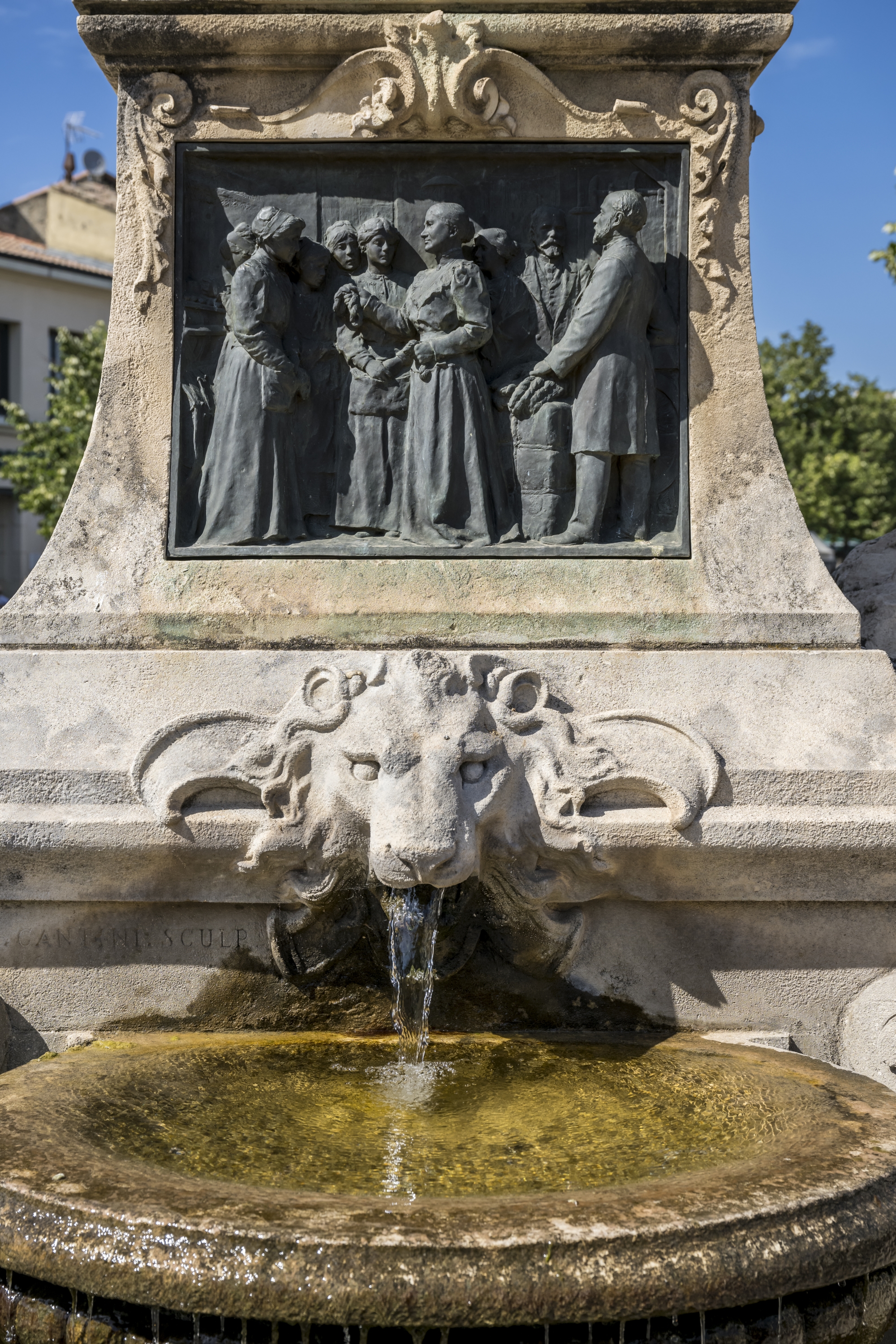 Ici, l’eau est partout. Au bout du quai Rouget-de-l’Isle, une fontaine (1907) rend hommage à Alphonse Benoît, bienfaiteur qui légua sa fortune et ses biens à la ville.