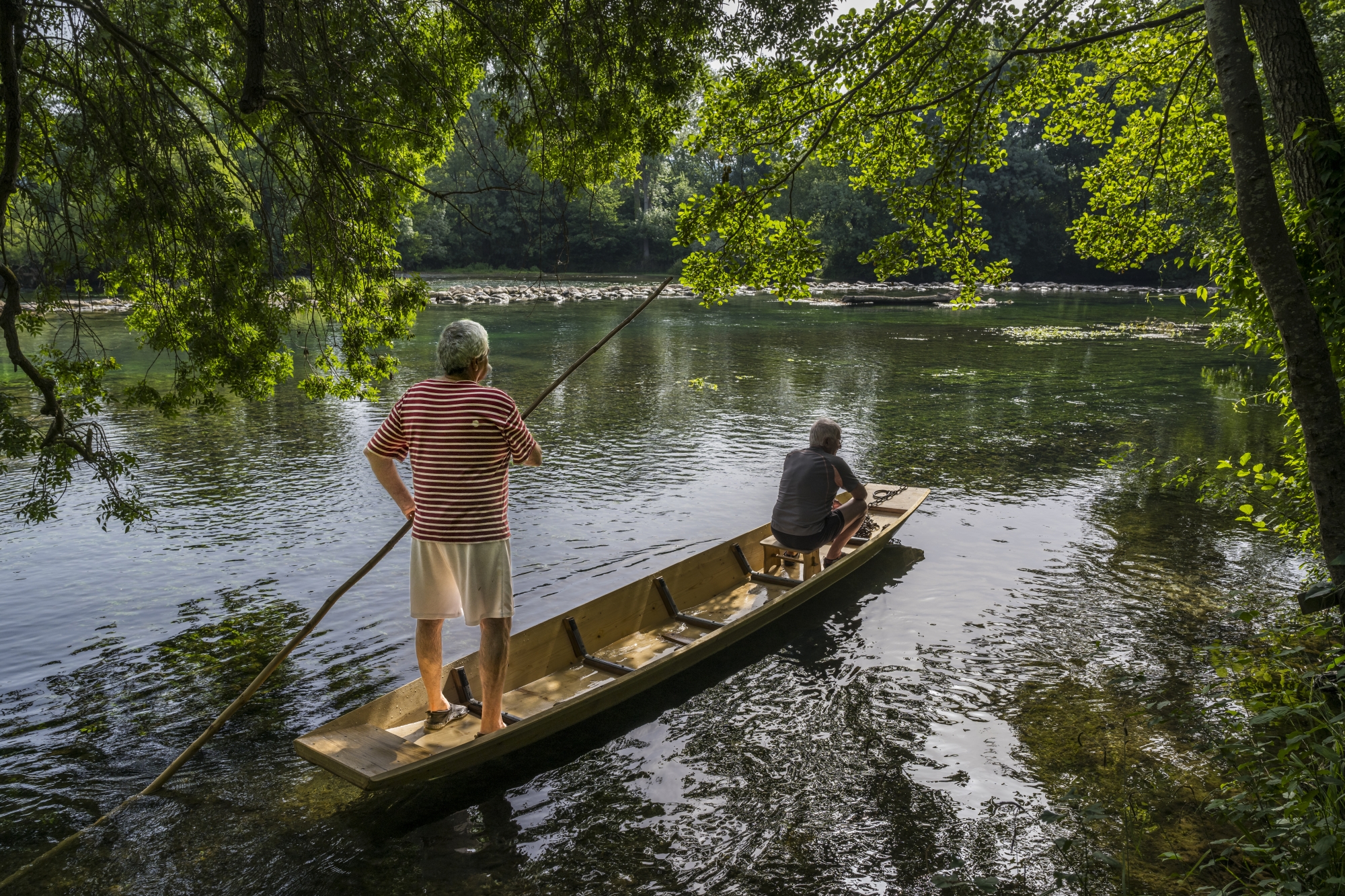 Navigation à la perche dans les eaux émeraude de la Sorgue.