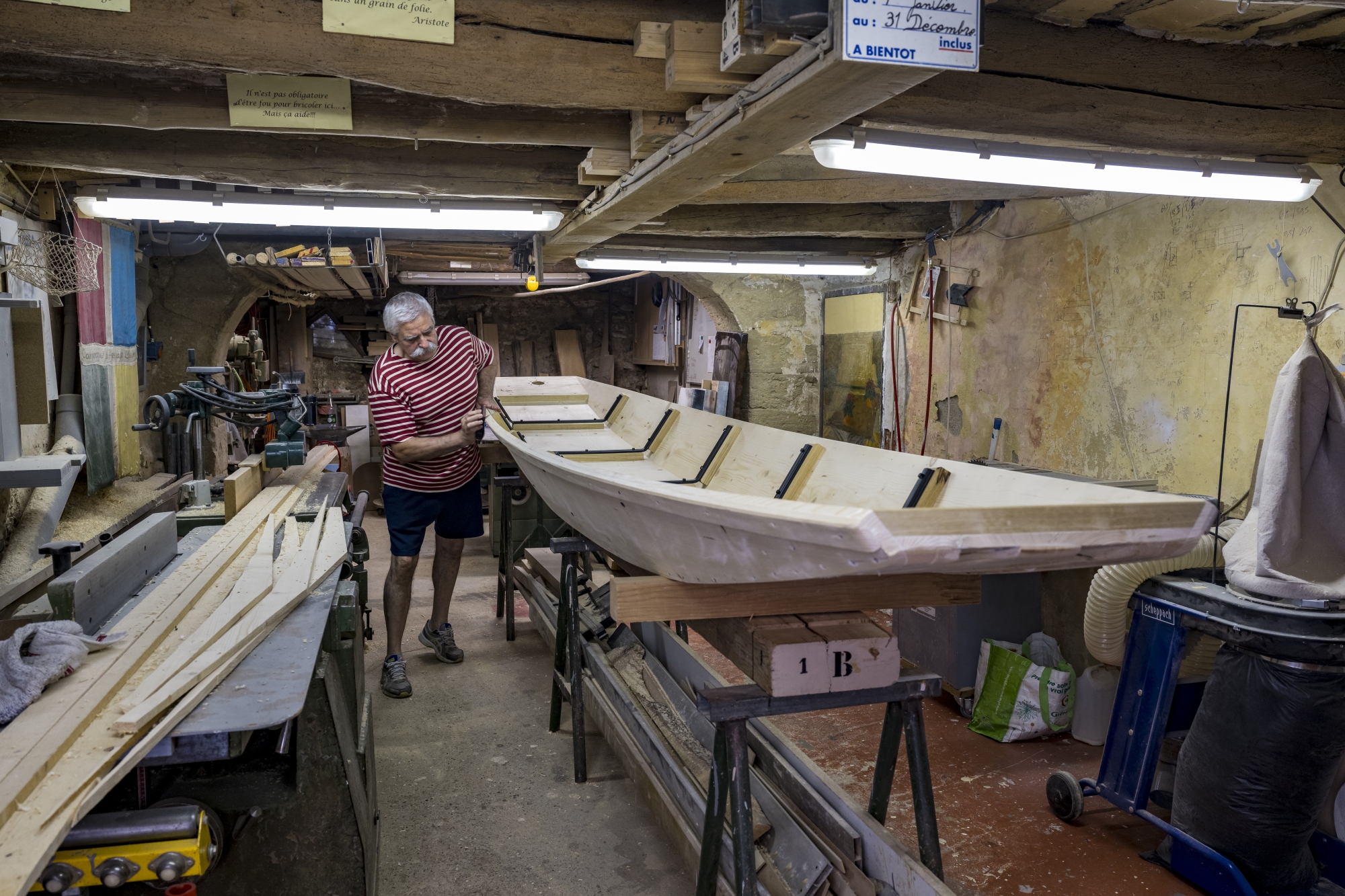 Après avoir achevé un nègo chin, barque à fond plat­ , Alain Pretot nous convie à une navigation à la perche dans les eaux émeraude de la Sorgue.