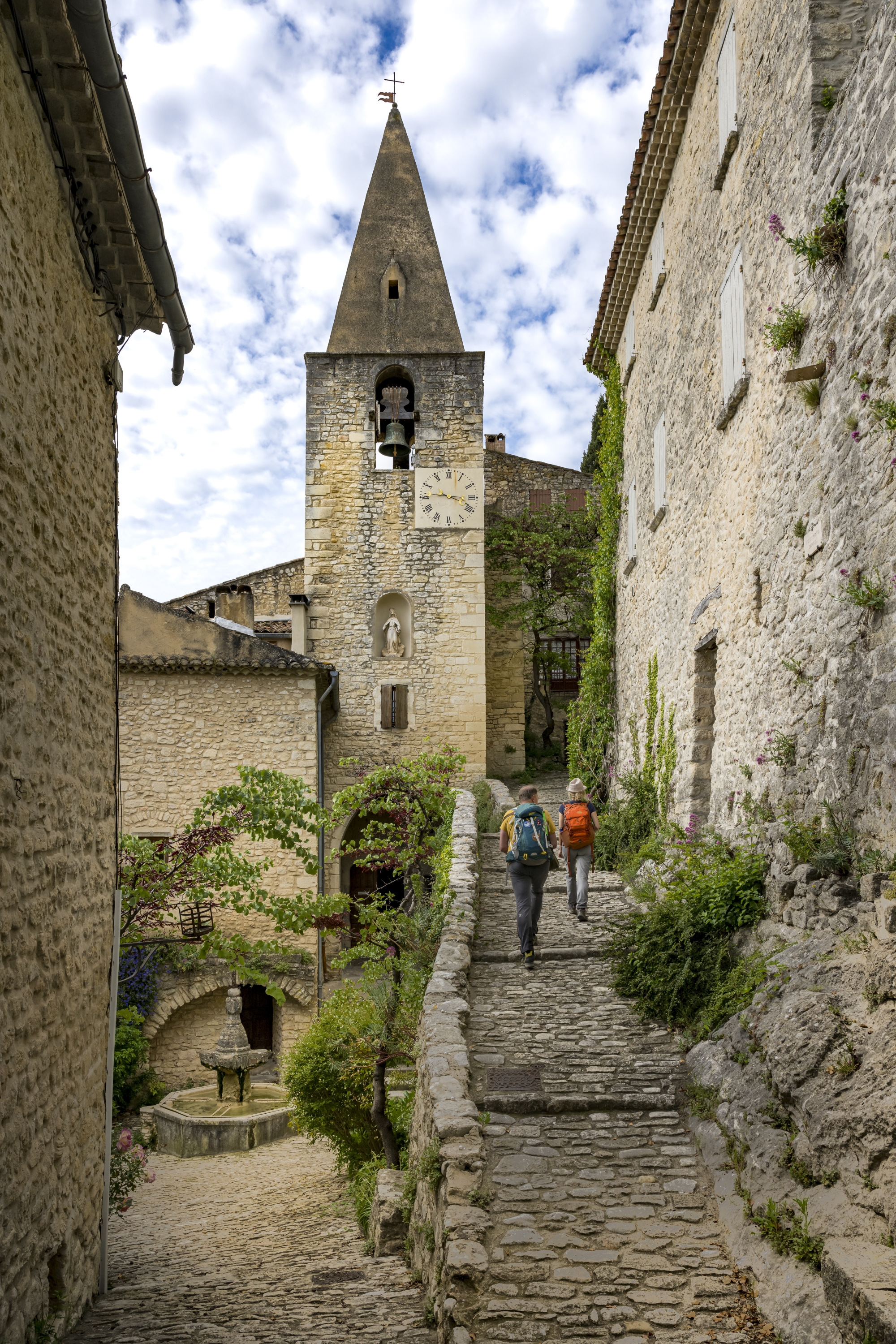 Visite de l’église Saint-Sauveur-et-Saint-Sixte (IXe) à Crestet, petit village médiéval qui marque le point de départ de notre marche.