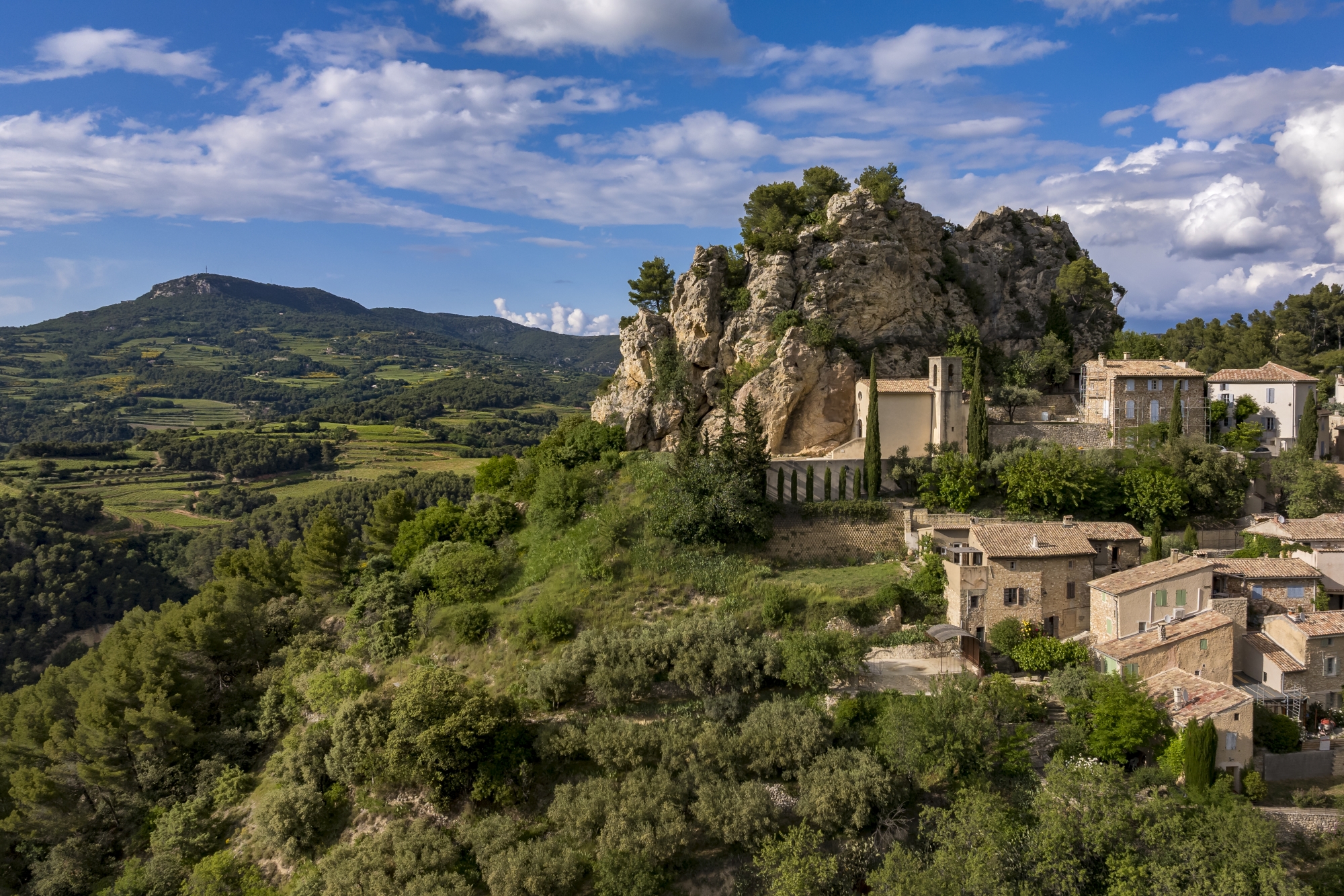 Au sommet de la crête Saint-Amand, la plus haute du massif, une halte dans la commune perchée de La Roque-Alric est la bienvenue. La vue y est en outre spectaculaire.