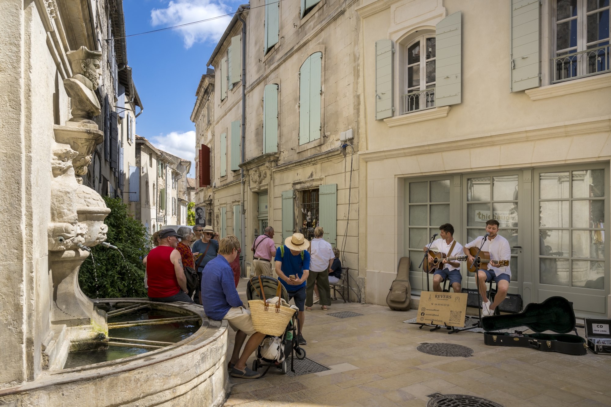 l n’est pas rare aussi de profiter d’un concert de rue improvisé, comme ici face à la fontaine Nostradamus, érigée en hommage au célèbre enfant du pays.