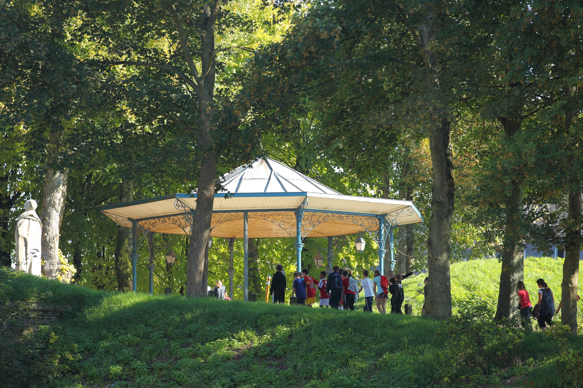 Au Quesnoy, deux circuits mènent aux remparts. Le plus long (5 km, 1 h 40) passe devant le kiosque.