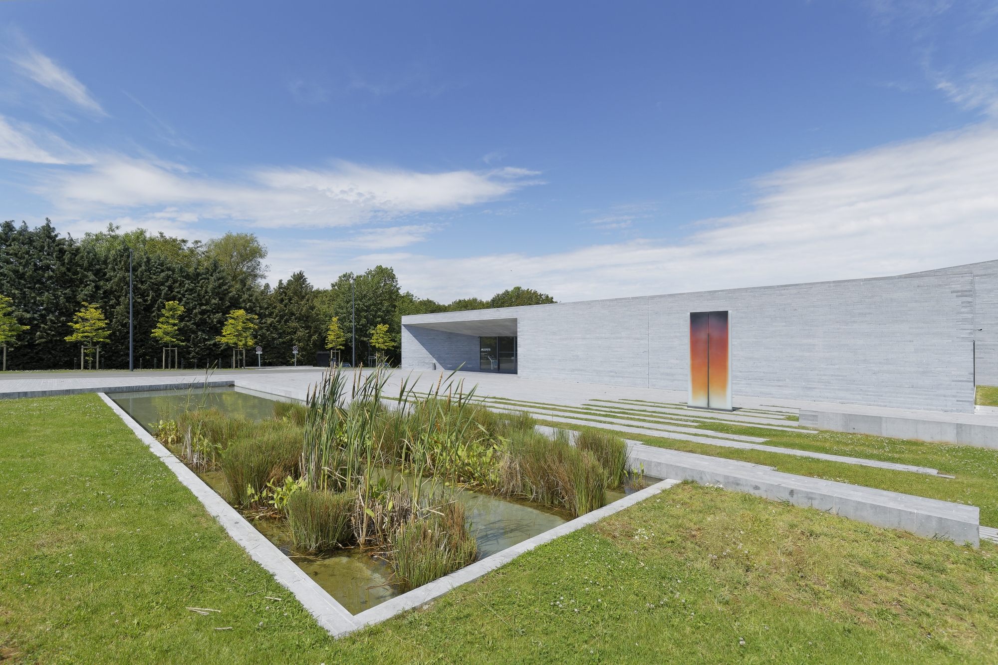 Ouvert sur le bocage avesnois, le MusVerre, musée-atelier à Sars-Poteries, possède l’une des plus importantes collections d’œuvres contemporaines en verre de France. Le site soutient également la création en mettant son équipement à disposition des artistes.