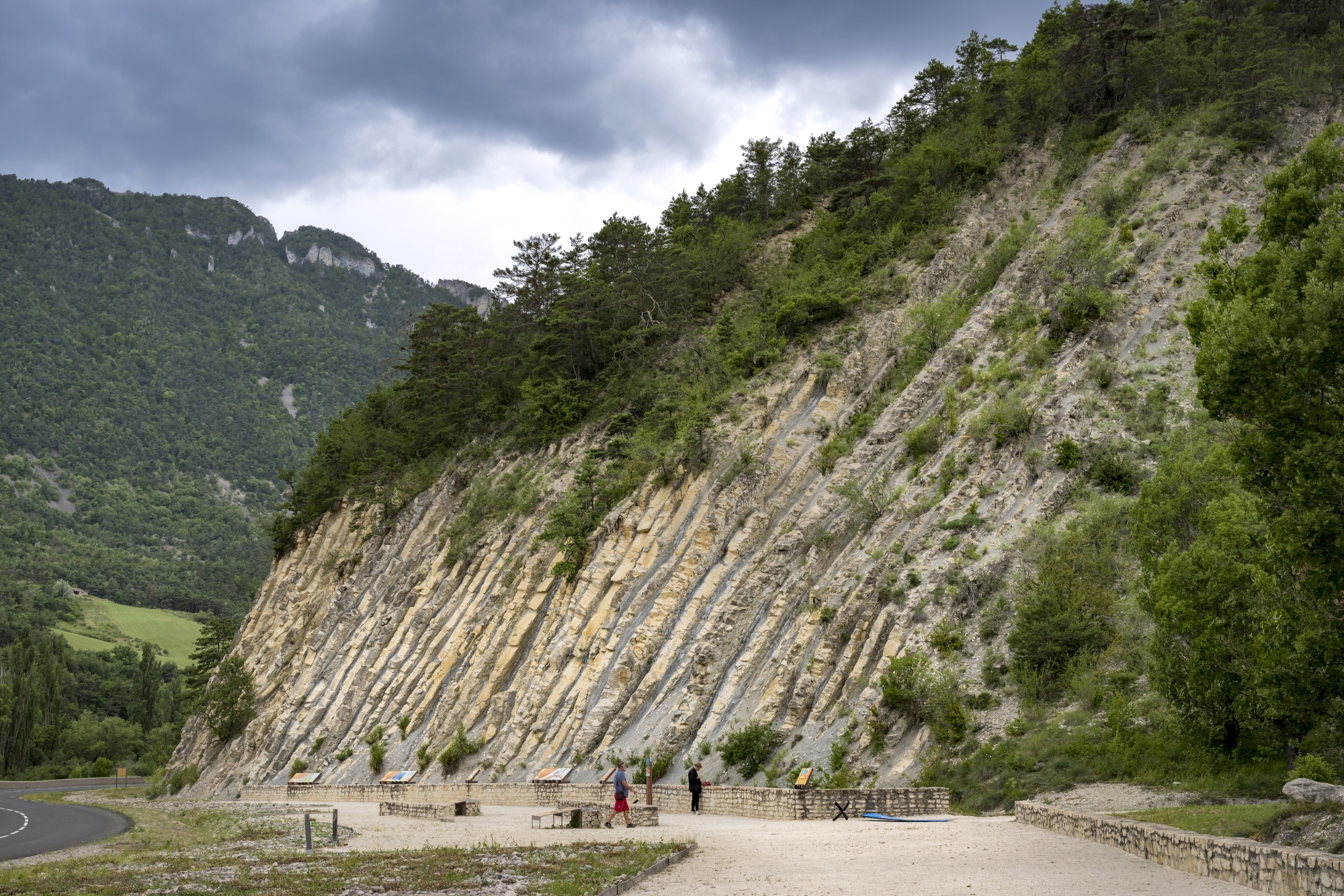 Site géologique exceptionnel où chaque strate de marne- calcaire représente 20 000 ans de formation rocheuse, le Serre de l’Âne, dans la vallée de l’Oule, marque la jonction entre les périodes du Valanginien et de l’Haute-rivien. Comme en atteste (ci-dessous) la pose officielle d’un clou d’or.