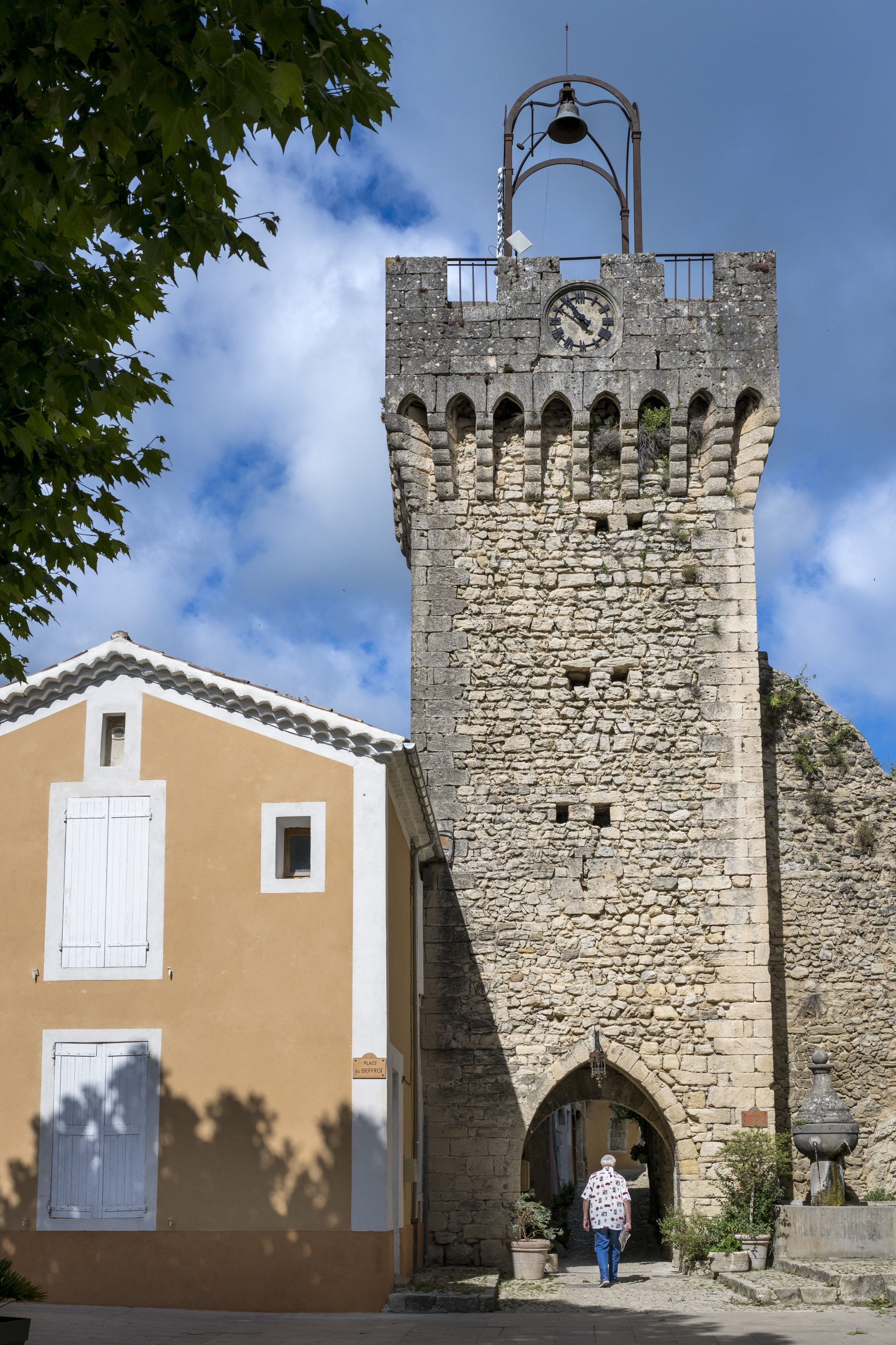 Au sommet d’une calade étroite, le centre historique de Montbrun- les-Bains est accessible depuis le beffroi médiéval, appelé aussi la « tour de l’Horloge », bel exemple d’architecture défensive du xiiie siècle.