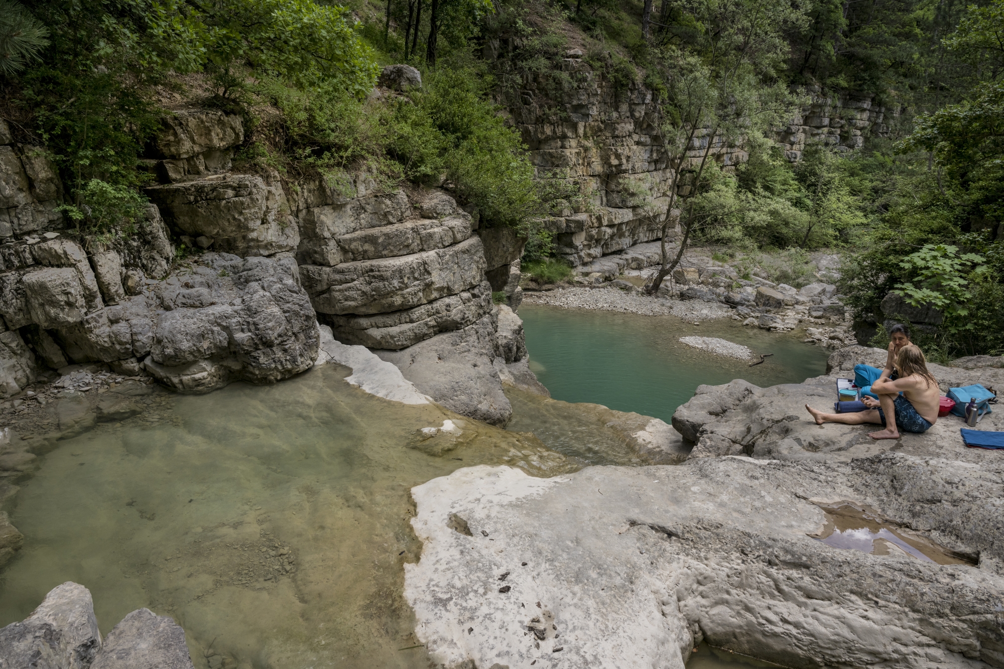 Des piscines naturelles couleur céladon ponctuent le parcours d’une trentaine de kilomètres qui mène au château d’Aulun depuis le canyon encaissé du Toulourenc. L’occasion d’une belle balade et de quelques pauses fraîcheur au fil de l’eau.