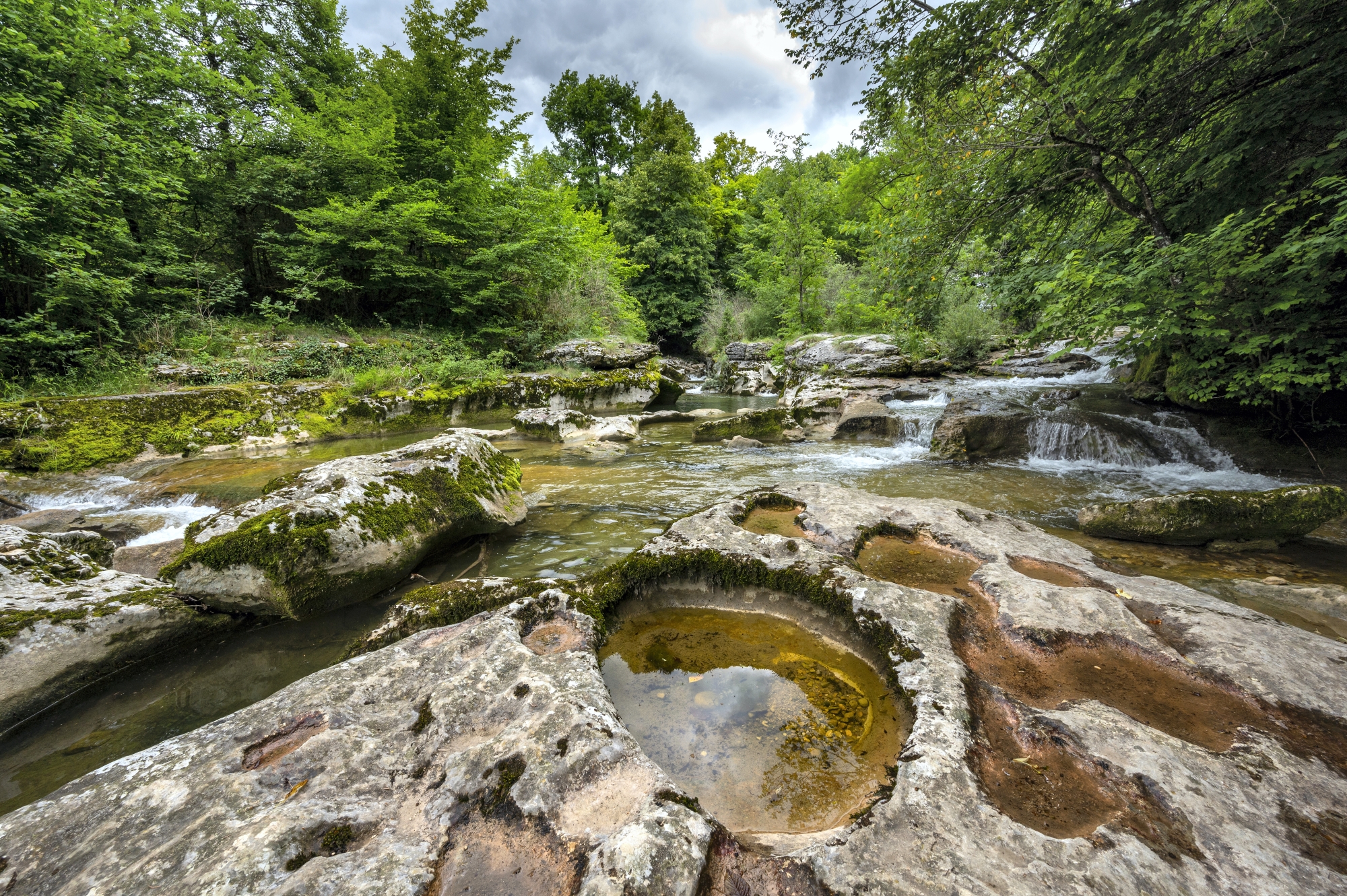 Les gorges de Thurignin, canyon accessible depuis Belmont-Luthézieu, longent les berges du Séran. Vasques, cascades, entailles, marmites du diable… les curiosités géologiques se succèdent sur cette longue boucle de 14 km.