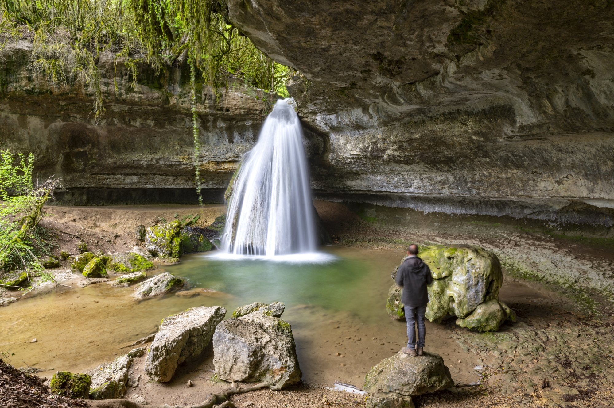 La cascade du Banc-des‑Dames, où les eaux douces de la Bèze se déversent sur une merveille minérale : le « Pain de sucre », stalagmite calcaire de 6 m de haut et vieille de plusieurs millénaires.